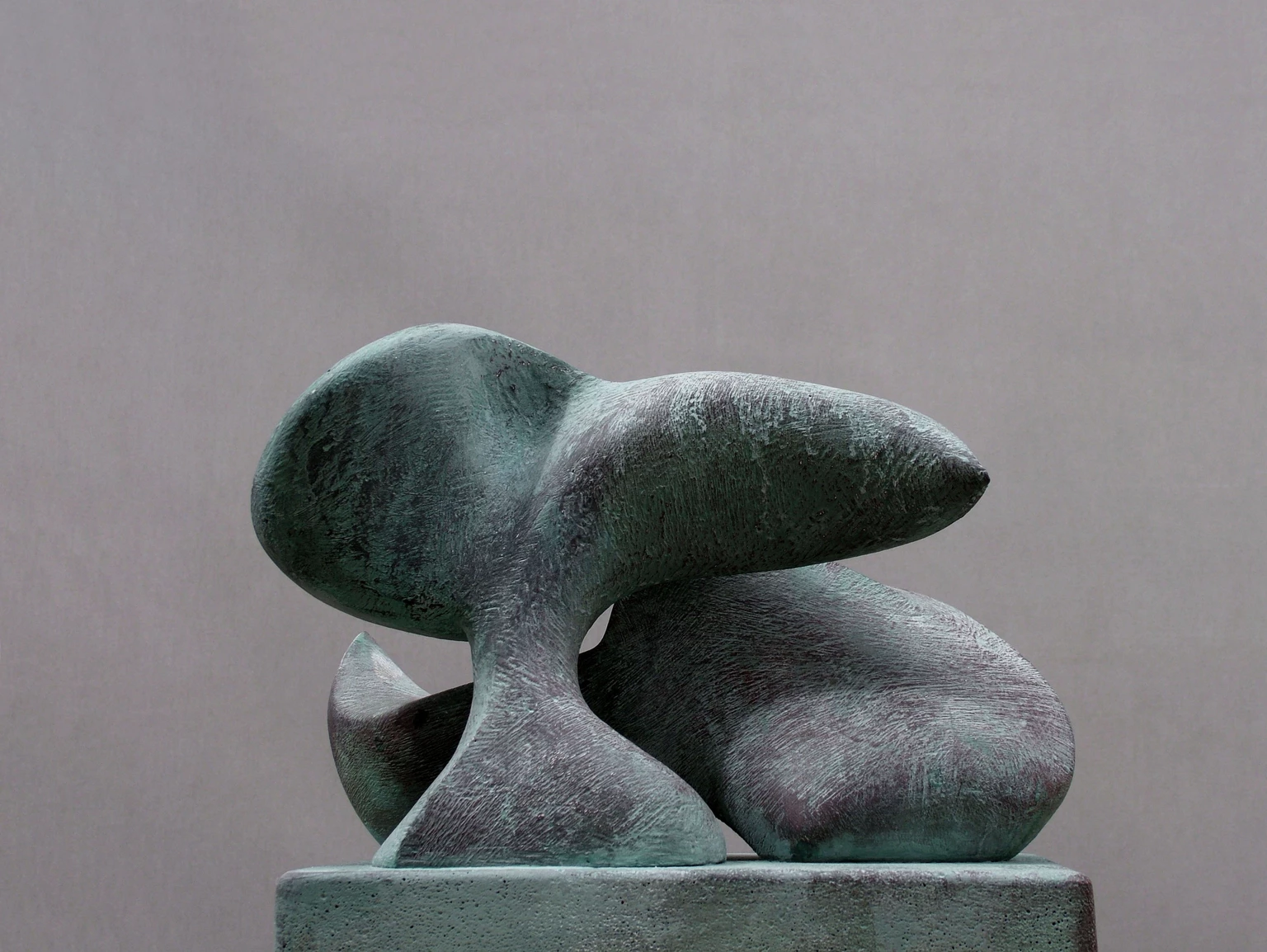 Complementary, 1987 - painted plaster, 28 x 20 x 32,5 cm