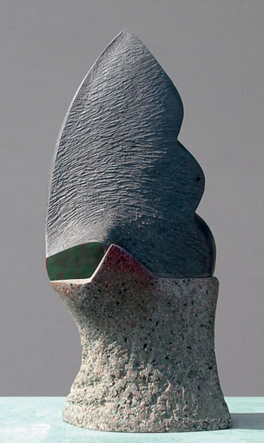 Spirál Transzformáció I., 1990 - ólom, anyagában színezett beton, 40 x 18 x 13 cm