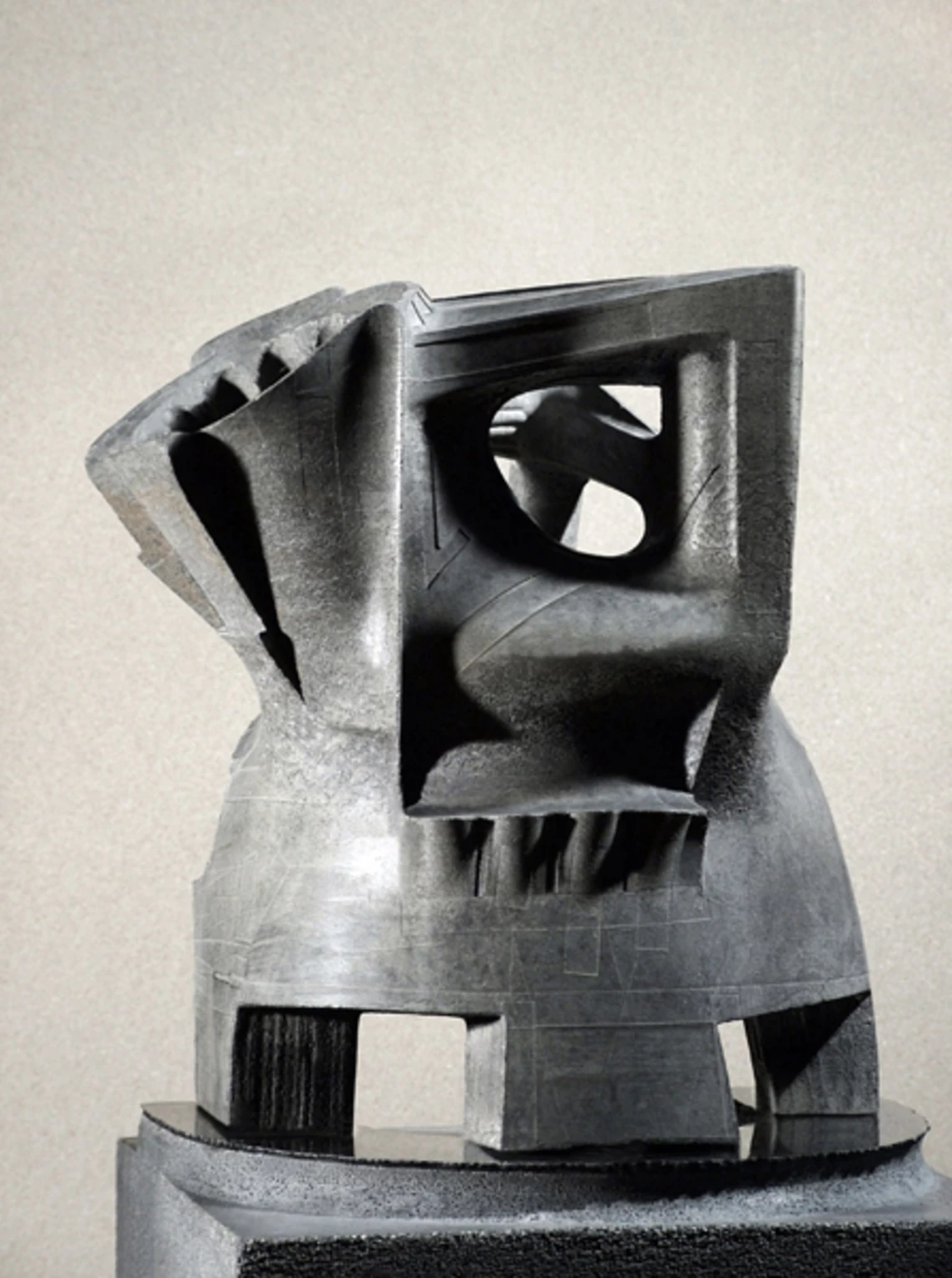 Felhőnéző, 2001 - anyagában színezett beton, 53 x 40 x 40 cm