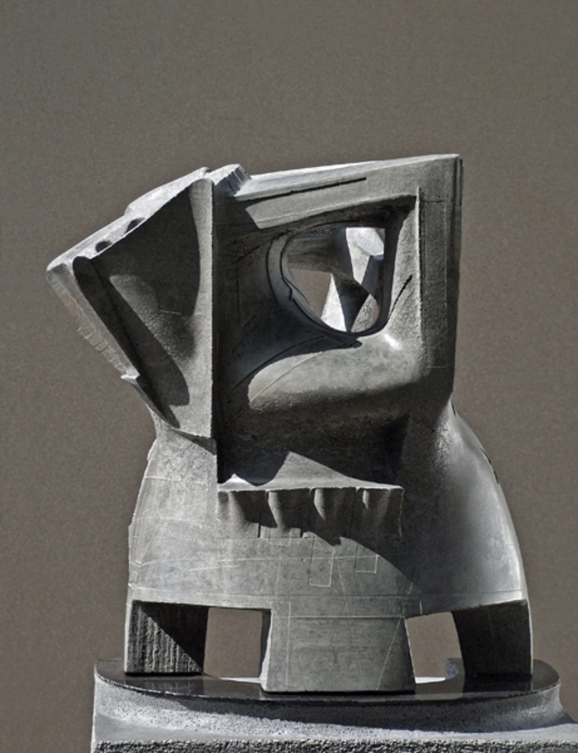 Felhőnéző, 2001 - anyagában színezett beton, 53 x 40 x 40 cm