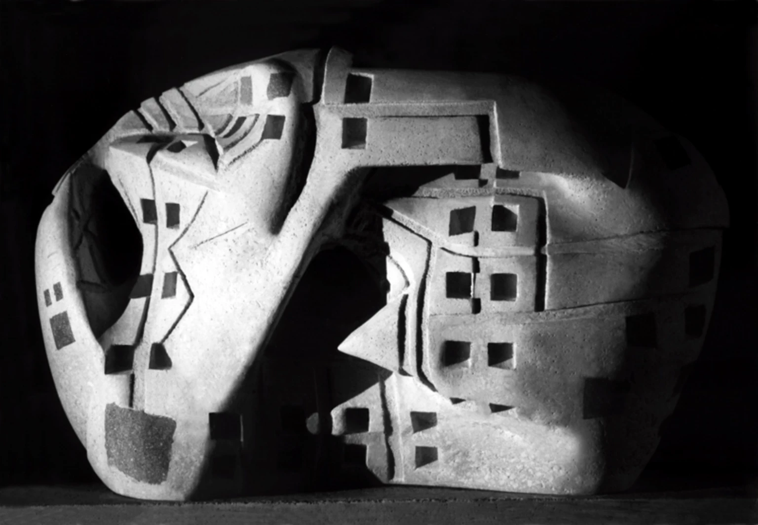 Lakókő, 1995 - beton, 55 x 90 x 33 cm