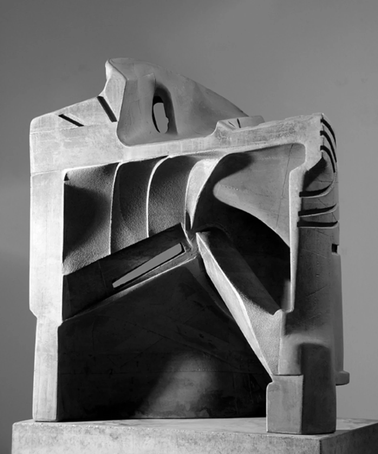 Quod Erat Demonstrandum I., 2003 - anyagában színezett és festett beton, 92 x 78 x 48 cm