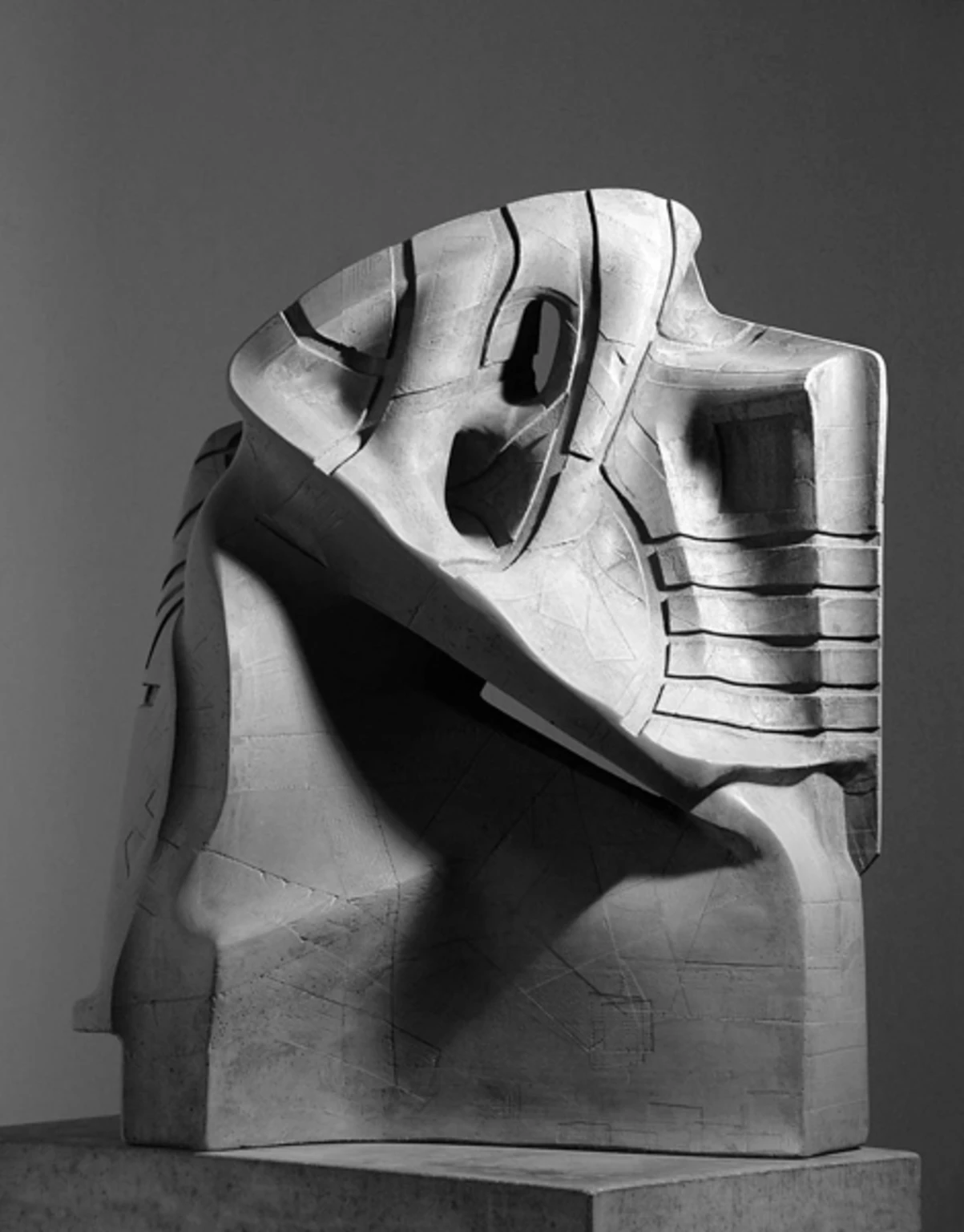 Quod Erat Demonstrandum I., 2003 - anyagában színezett és festett beton, 92 x 78 x 48 cm