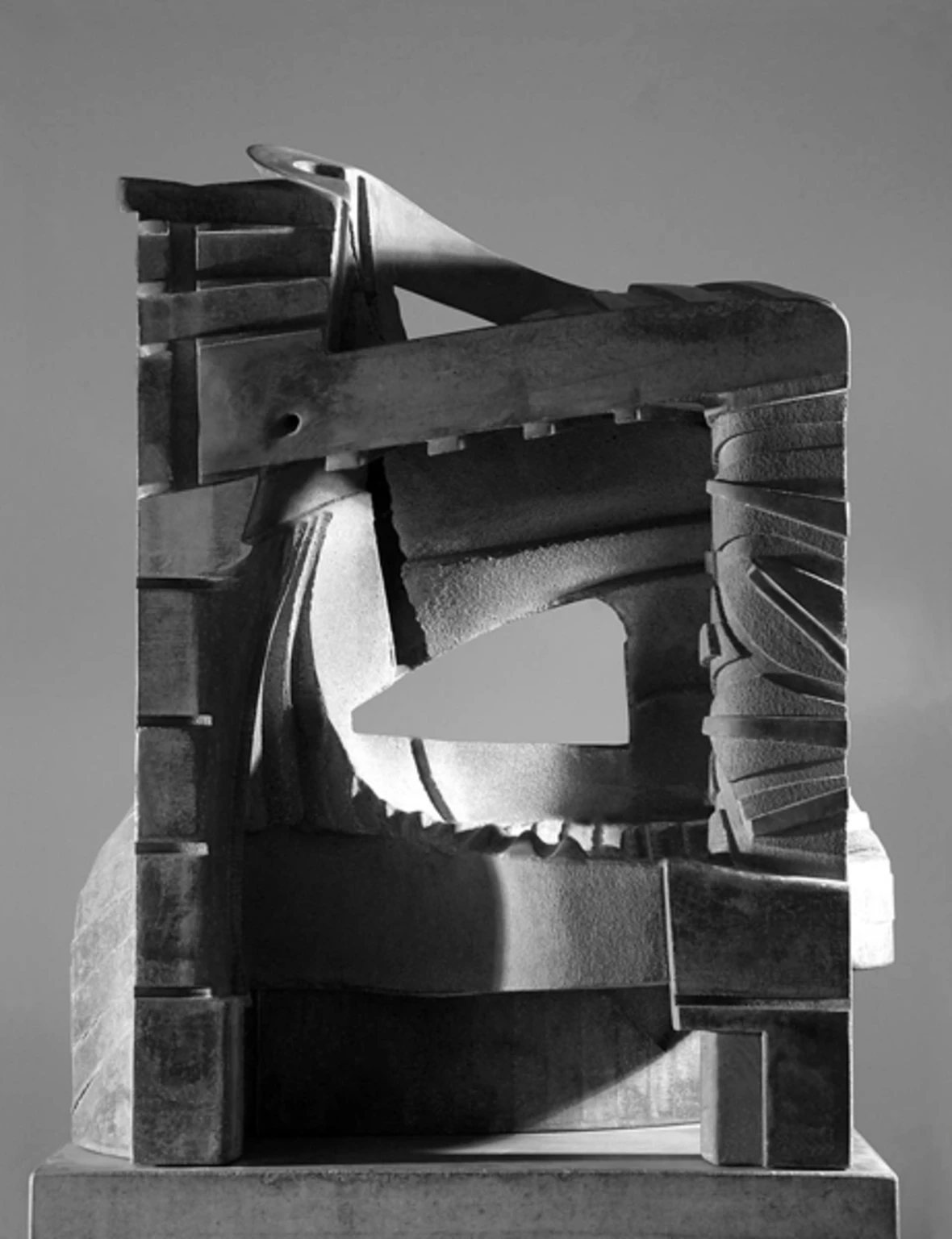 Quod Erat Demonstrandum II., 2003 - anyagában színezett és festett beton, 89 x 68 x 47 cm