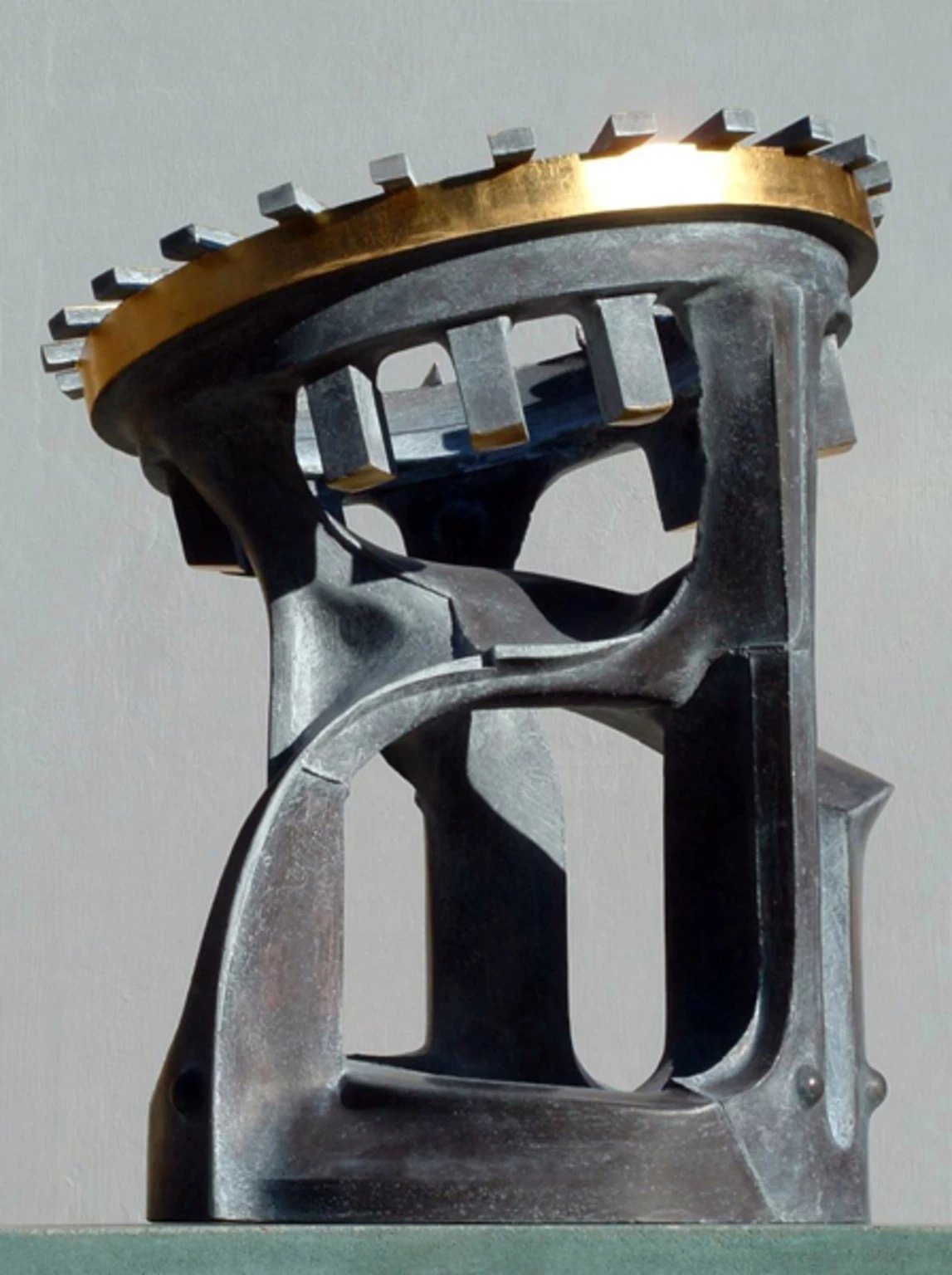 Ré kereső, 2004 - anyagában színezett és festett beton, arany, 72 x 60 x 60 cm