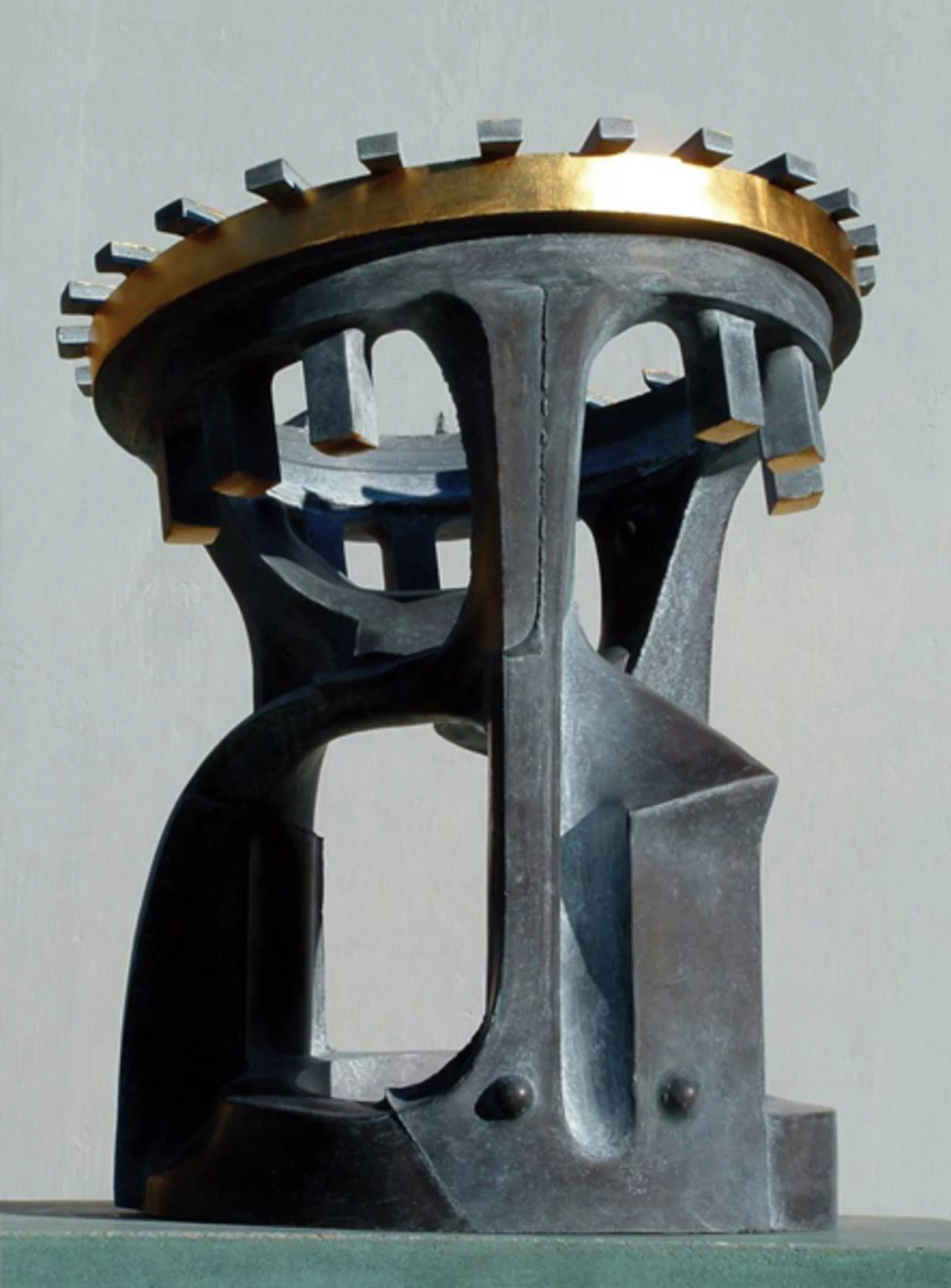 Ré kereső, 2004 - anyagában színezett és festett beton, arany, 72 x 60 x 60 cm