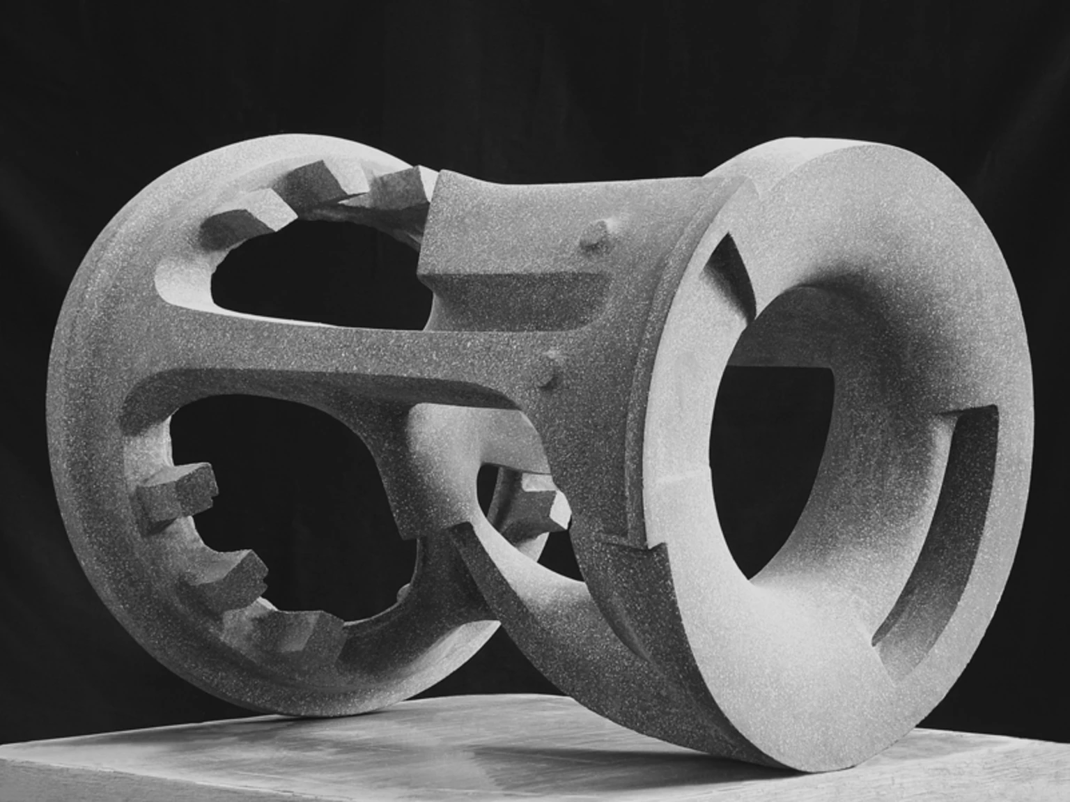 Párbeszéd Ré-vel, 2008 - beton, 70 x 56 x 56 cm