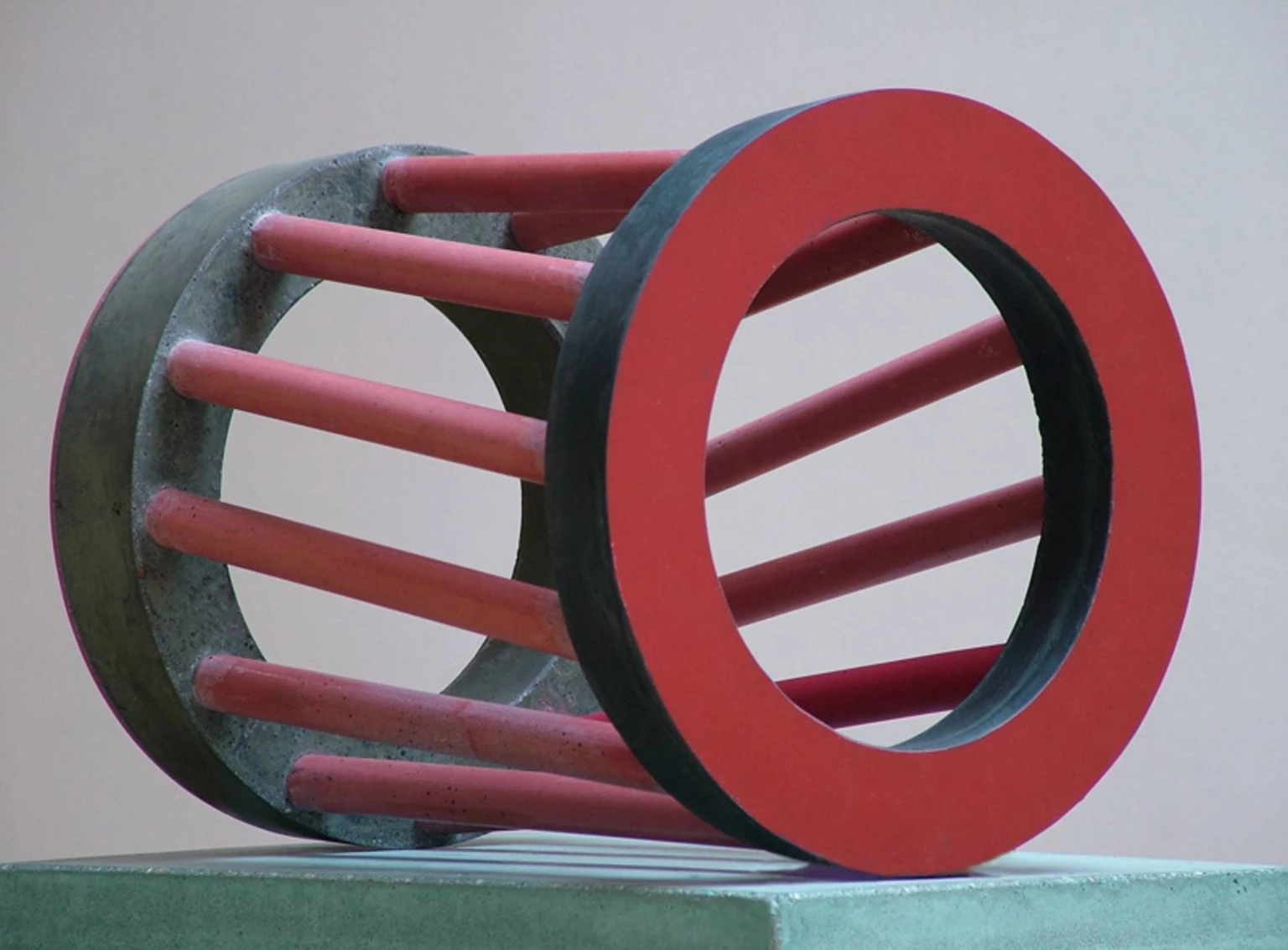 Létrekelt semmi I., 2006 - anyagában színezett beton, 36 x 29 x 29 cm