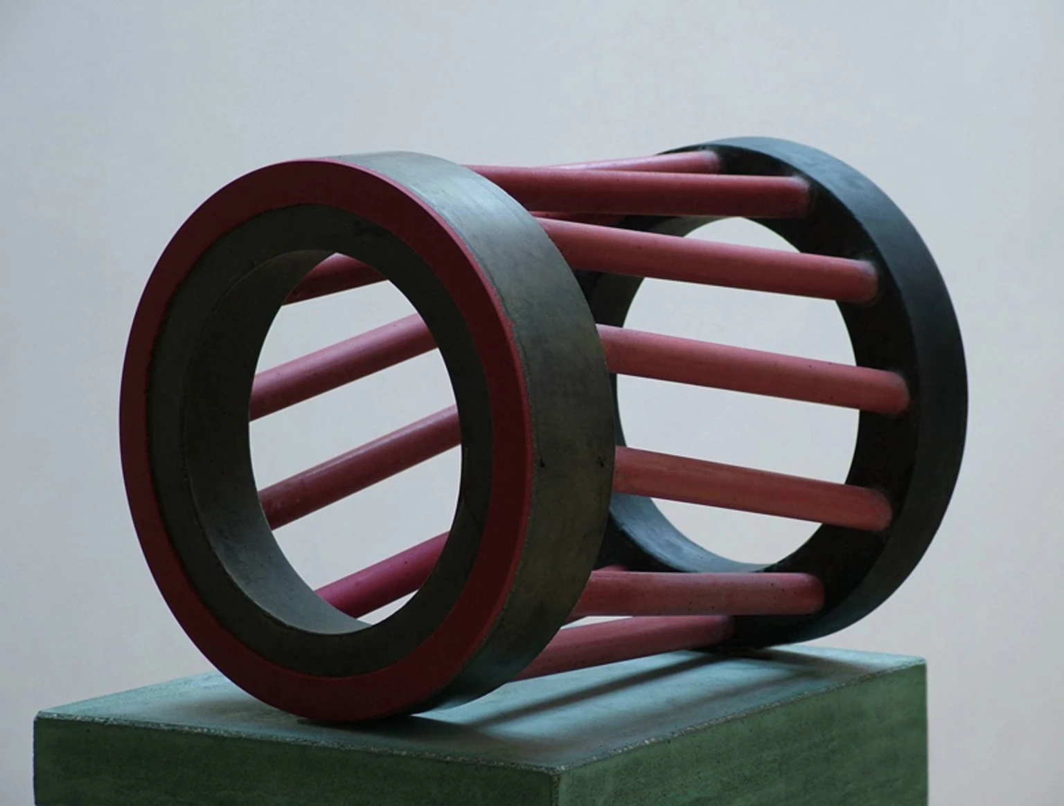 Létrekelt semmi I., 2006 - anyagában színezett beton, 36 x 29 x 29 cm