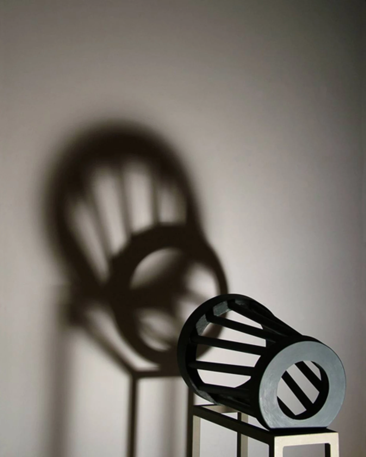 Létrekelt semmi II., 2006 - anyagában színezett beton, 54 x 54 x 70 cm