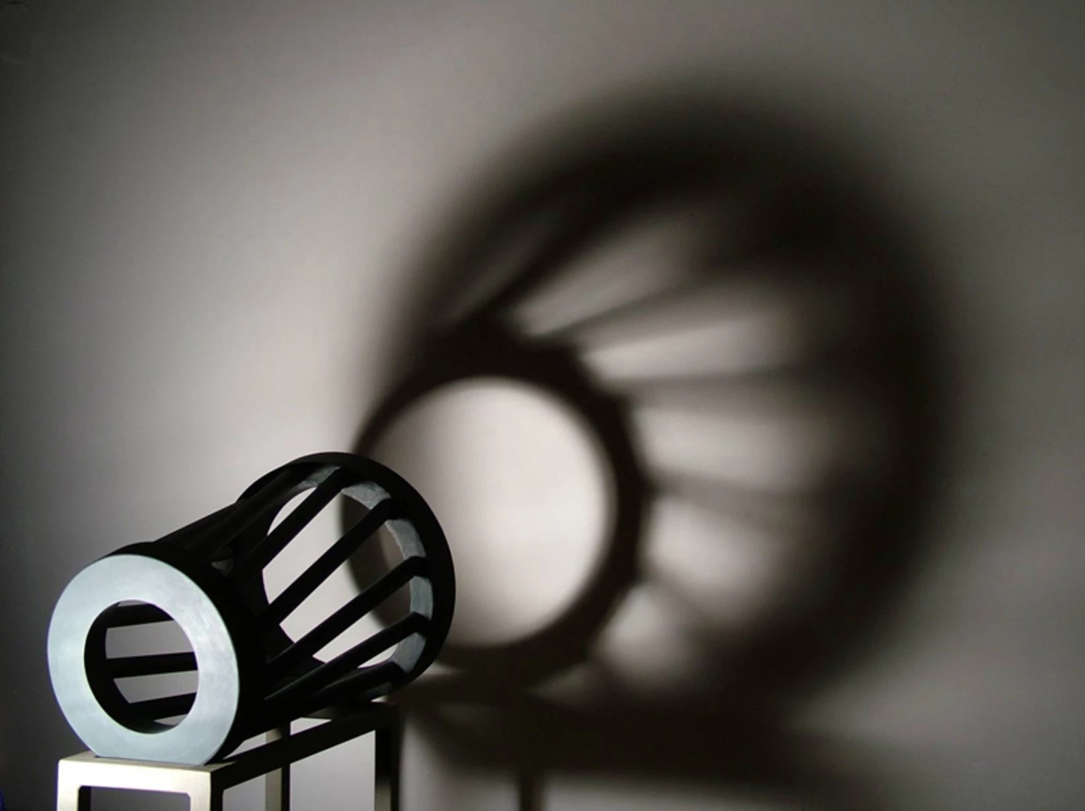 Létrekelt semmi II., 2006 - anyagában színezett beton, 54 x 54 x 70 cm