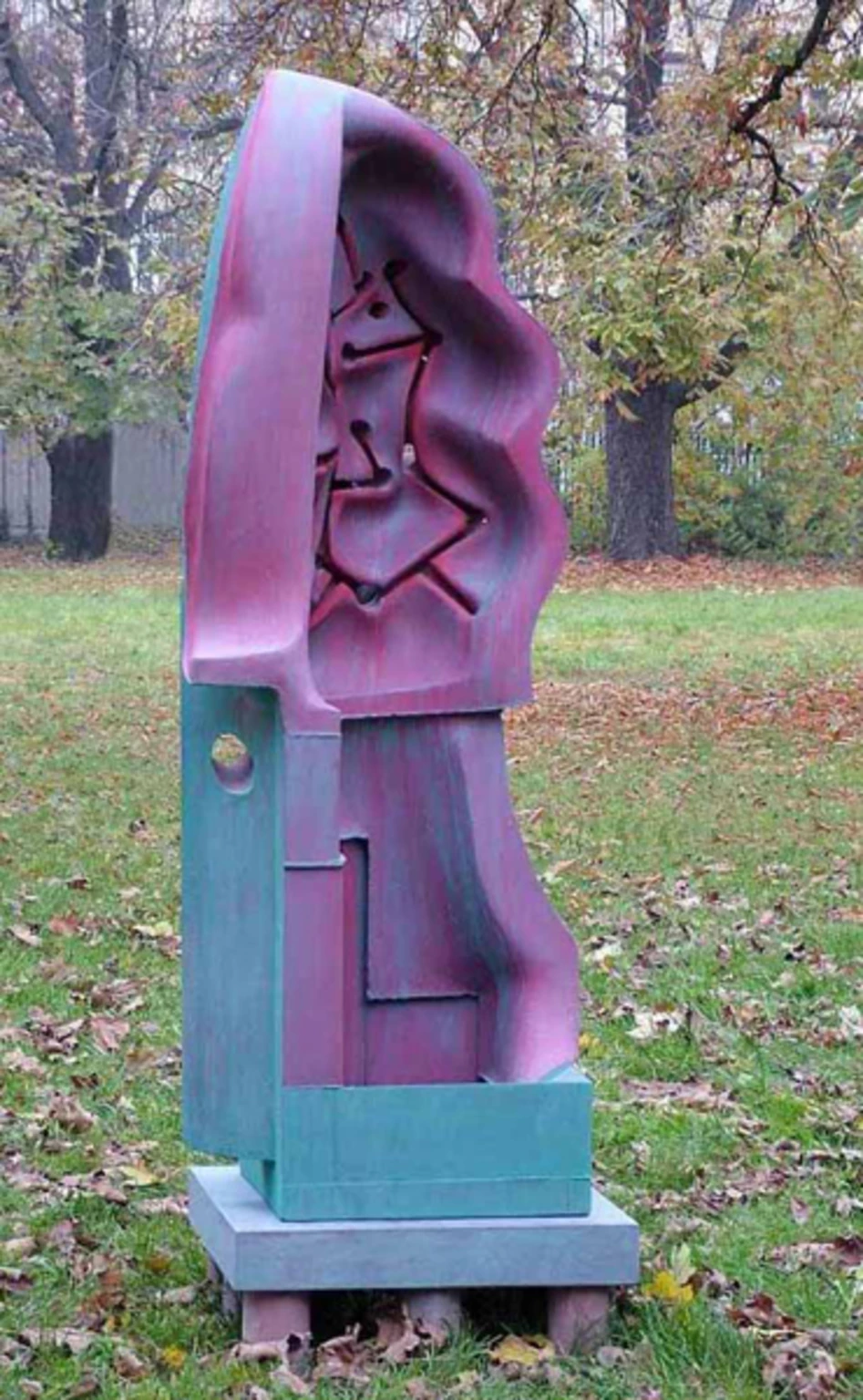 Rejtek, 2005 - anyagában színezett és festett beton, 204 x 50 x 50 cm