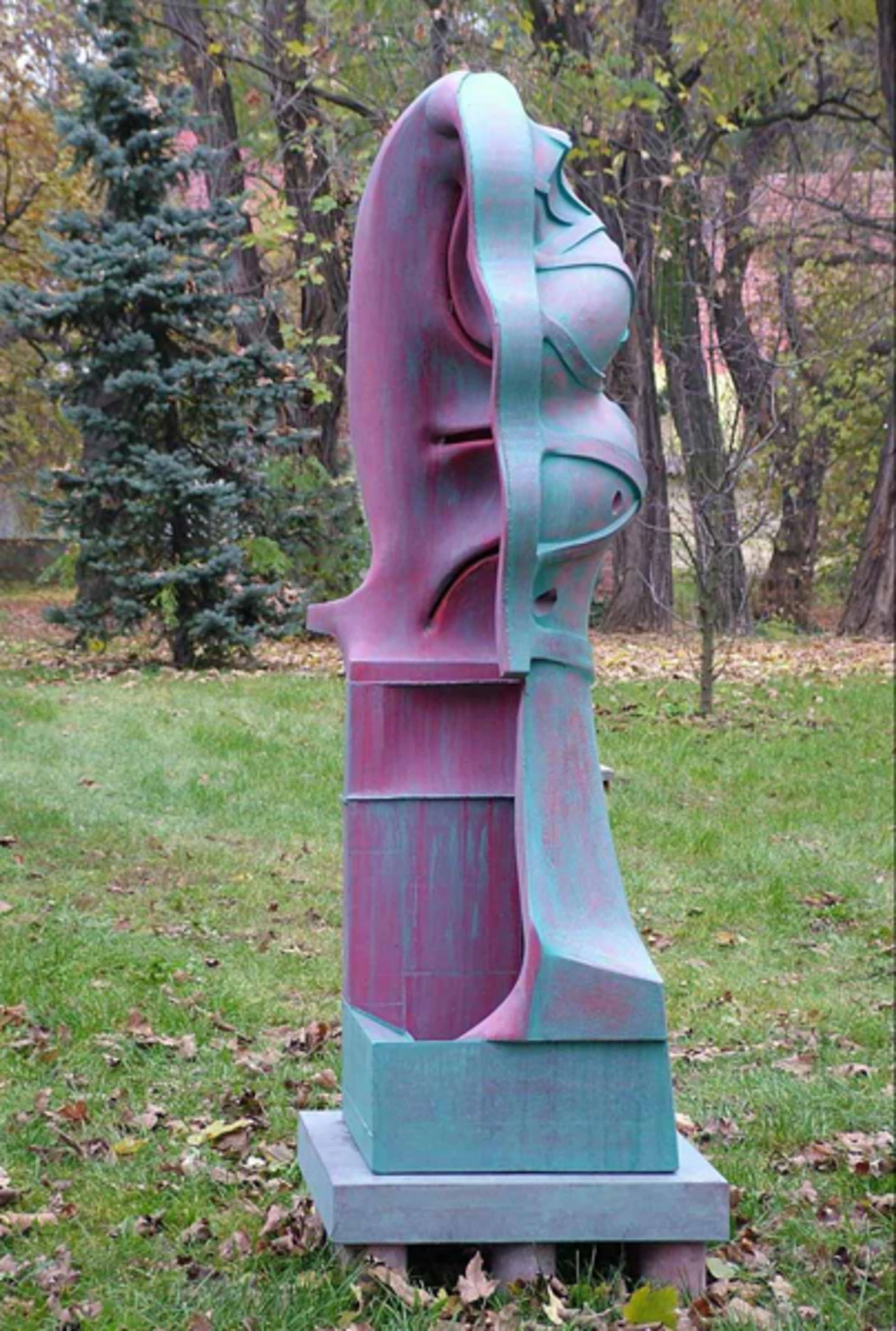 Rejtek, 2005 - anyagában színezett és festett beton, 204 x 50 x 50 cm