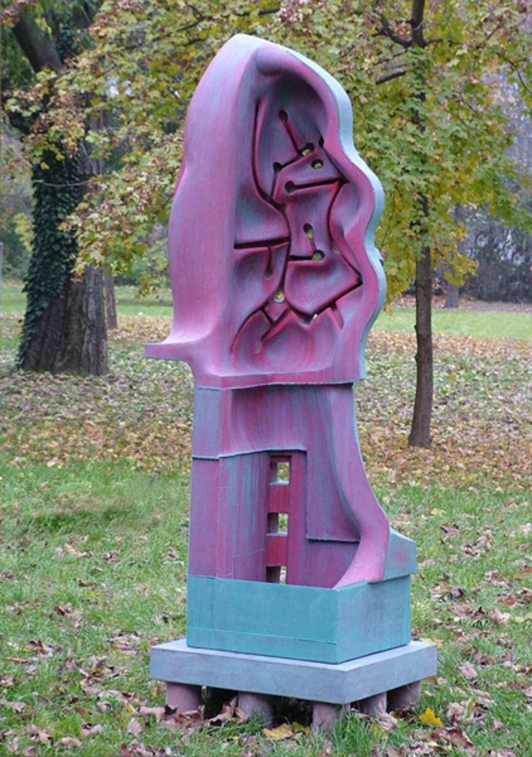Rejtek, 2005 - anyagában színezett és festett beton, 204 x 50 x 50 cm