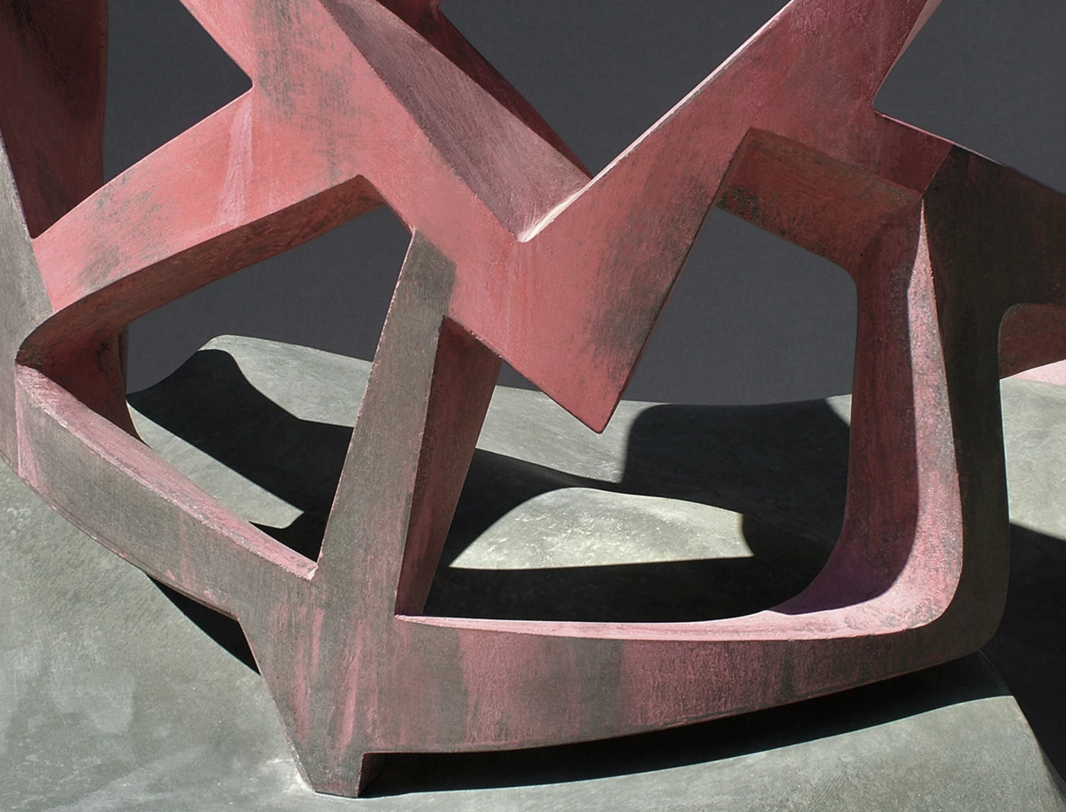 Kapu, 2010 - anyagában színezett és festett beton, 50 x 60 x 94 cm