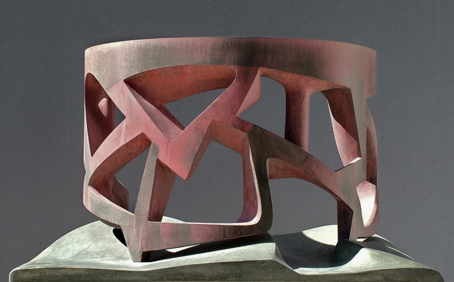 Kapu, 2010 - anyagában színezett és festett beton, 50 x 60 x 94 cm