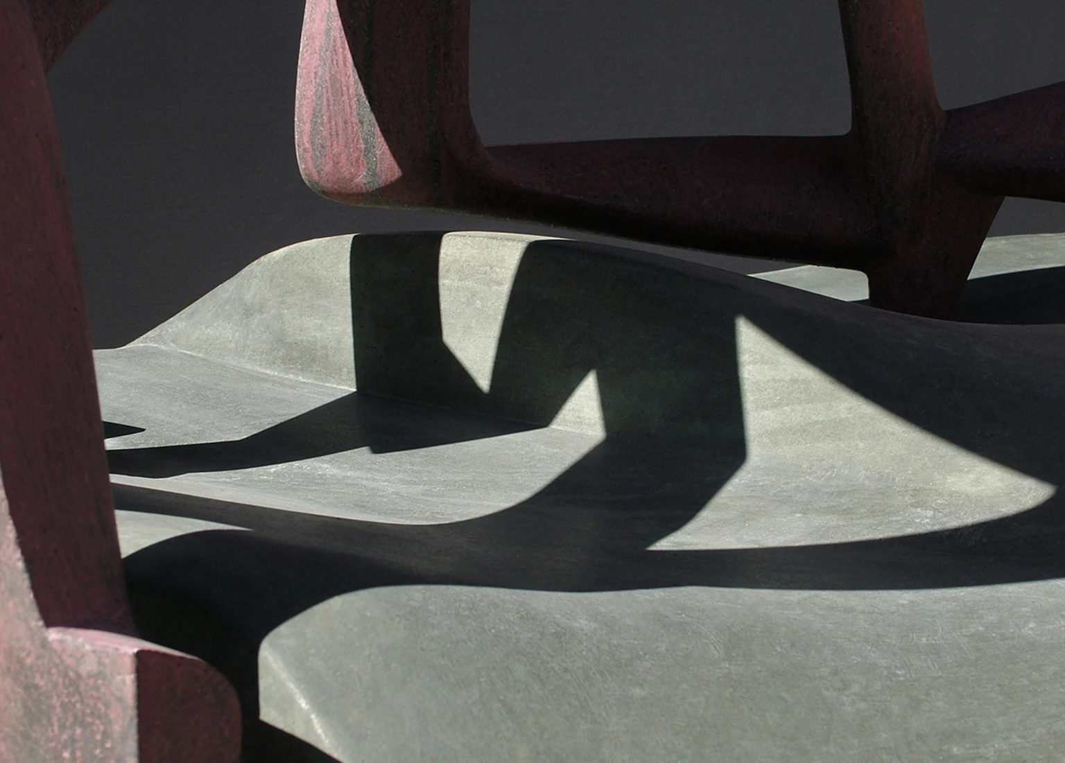 Kapu, 2010 - anyagában színezett és festett beton, 50 x 60 x 94 cm