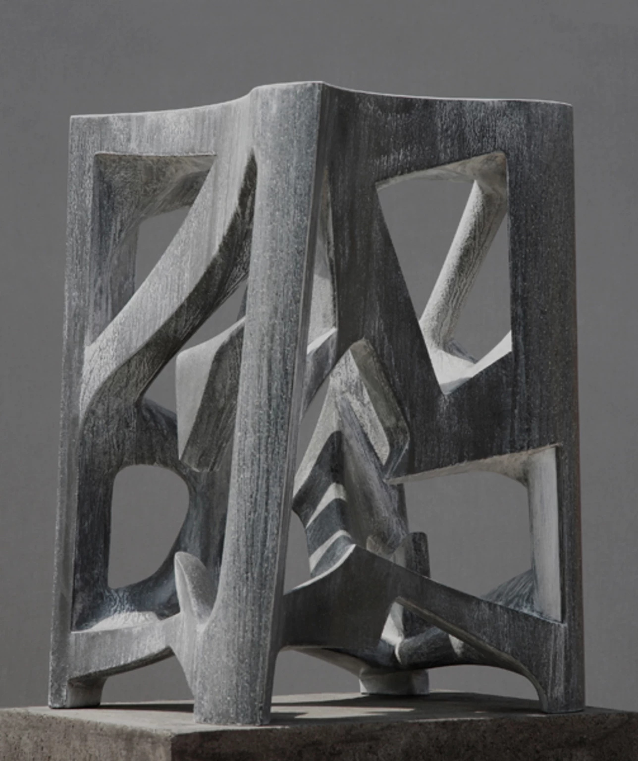 B, 2010 - anyagában színezett és festett beton, 68 x 37 x 48 cm