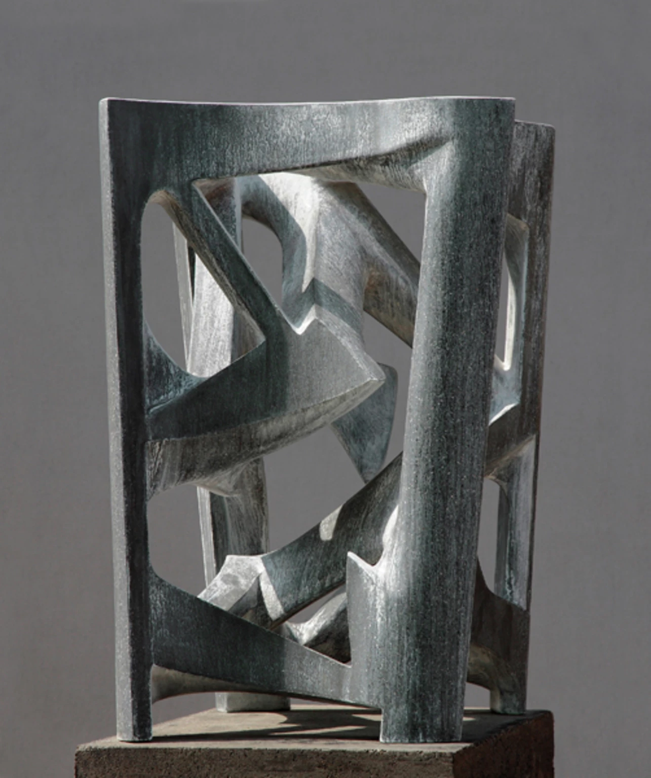 B, 2010 - anyagában színezett és festett beton, 68 x 37 x 48 cm