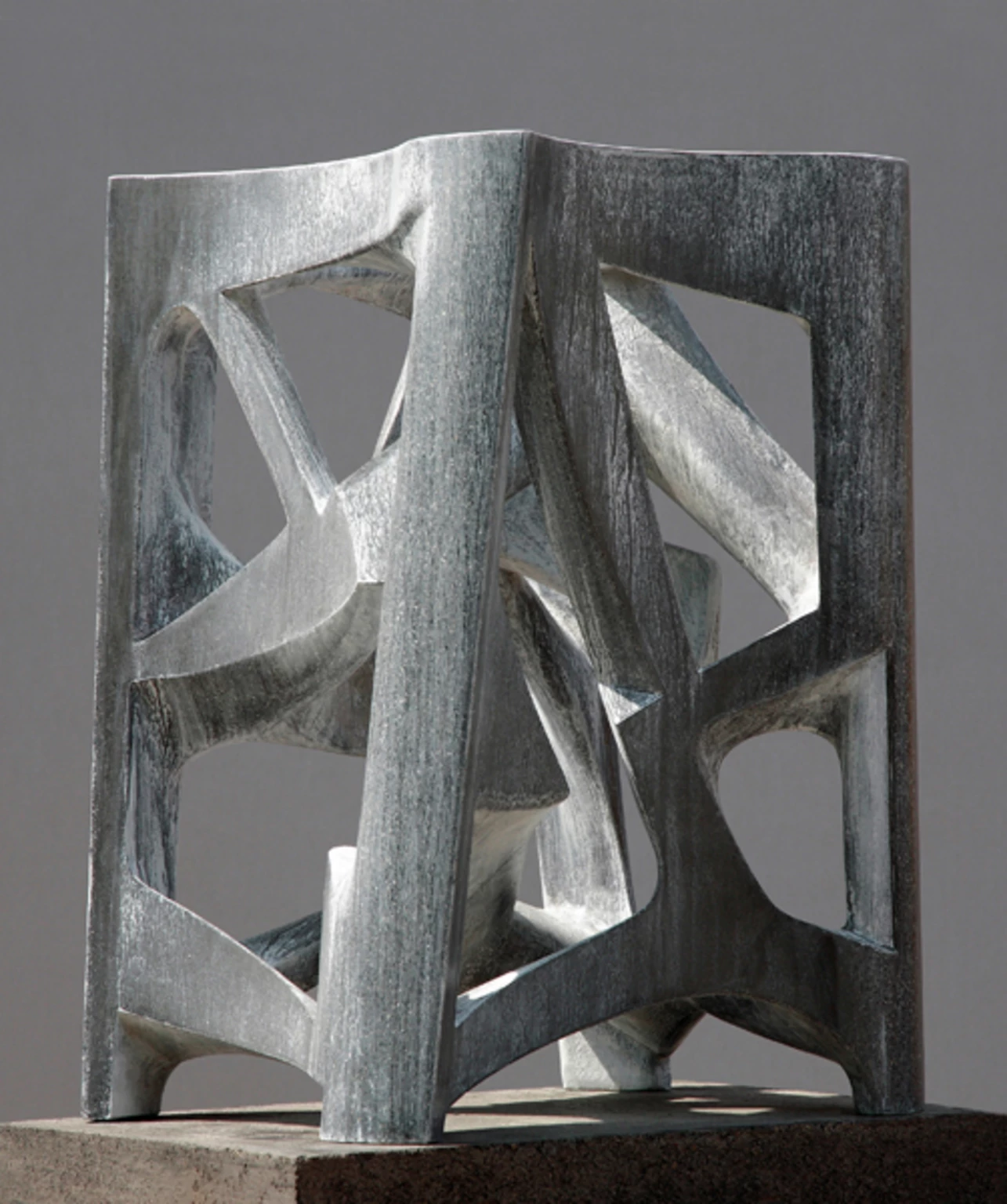 B, 2010 - anyagában színezett és festett beton, 68 x 37 x 48 cm