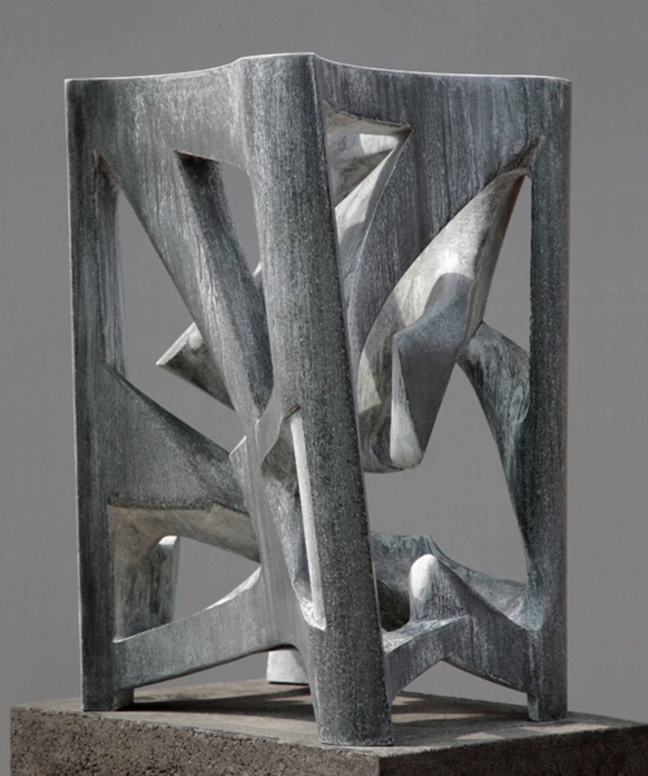 B, 2010 - anyagában színezett és festett beton, 68 x 37 x 48 cm