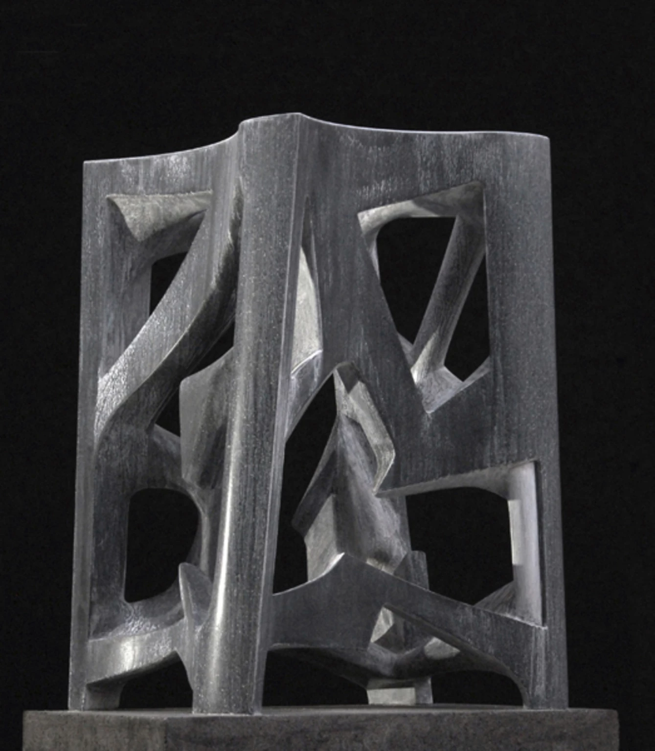 B, 2010 - anyagában színezett és festett beton, 68 x 37 x 48 cm