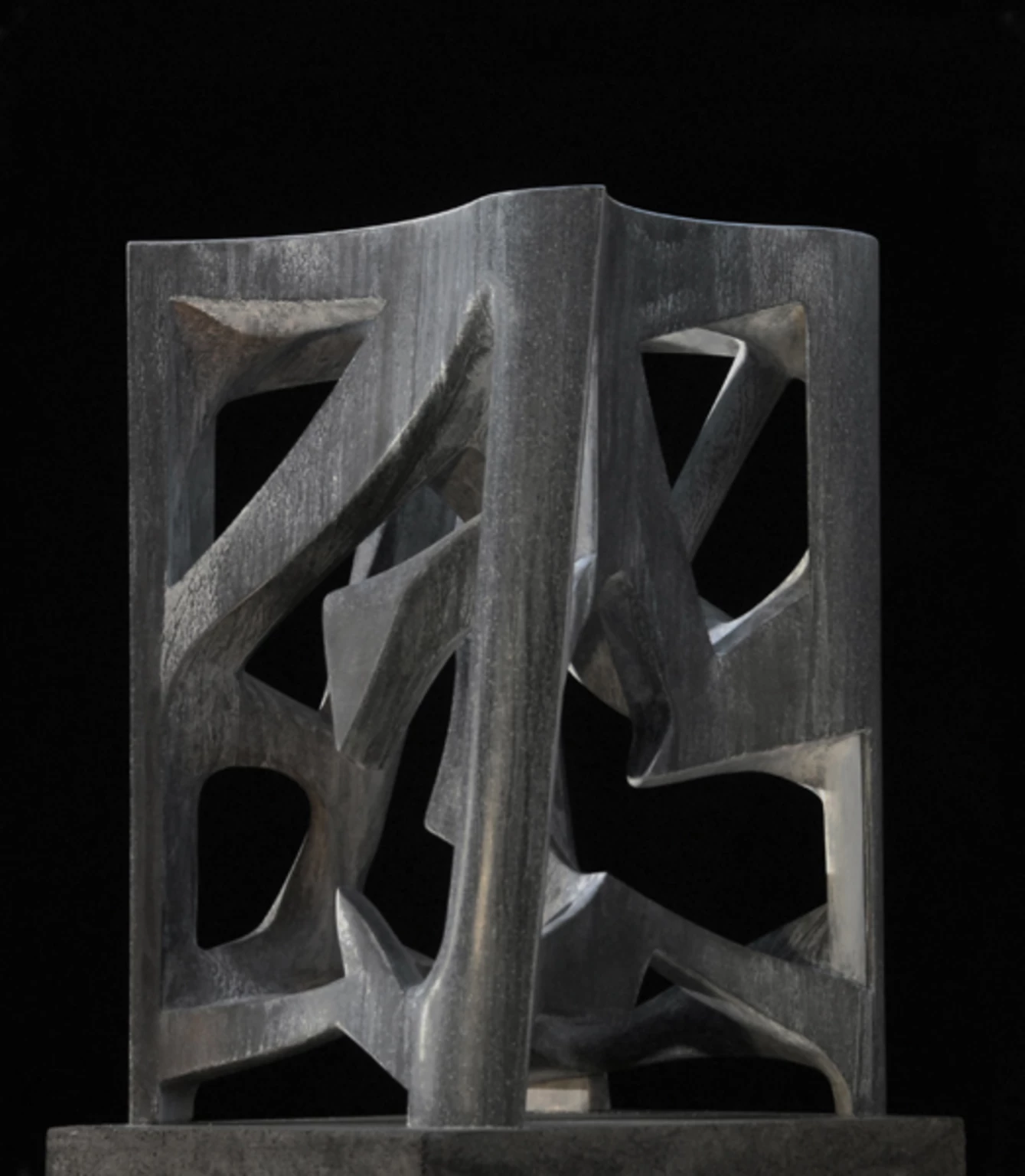 B, 2010 - anyagában színezett és festett beton, 68 x 37 x 48 cm