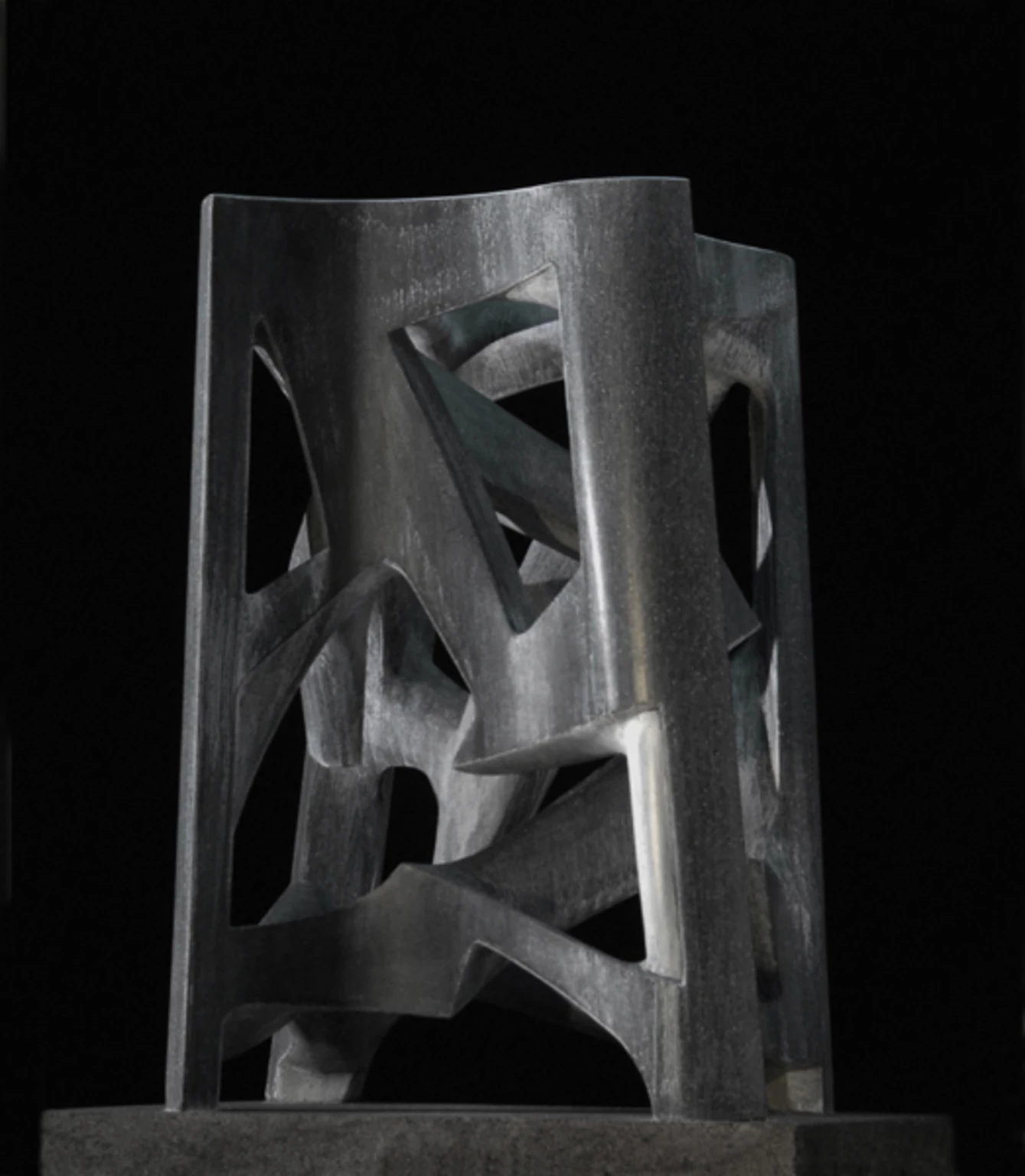 B, 2010 - anyagában színezett és festett beton, 68 x 37 x 48 cm