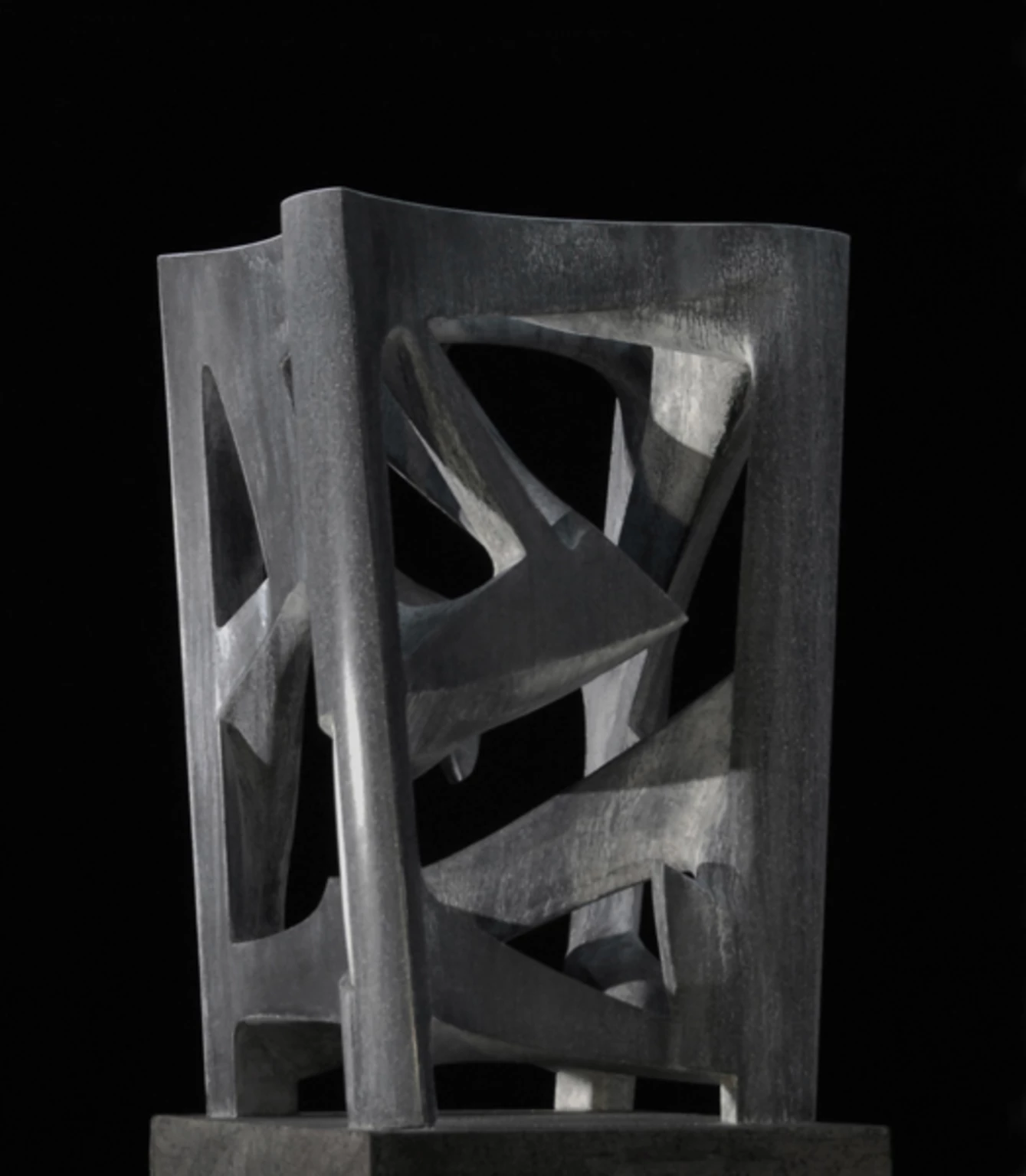 B, 2010 - anyagában színezett és festett beton, 68 x 37 x 48 cm