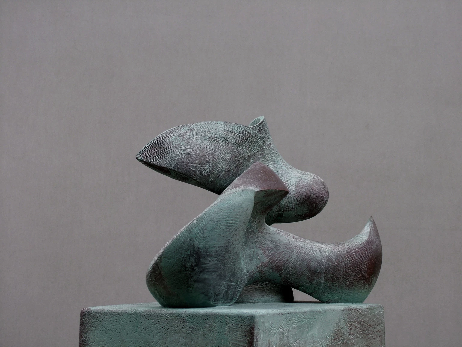 Illeszkedő, 1987 - festett gipsz, 28 x 20 x 32,5 cm