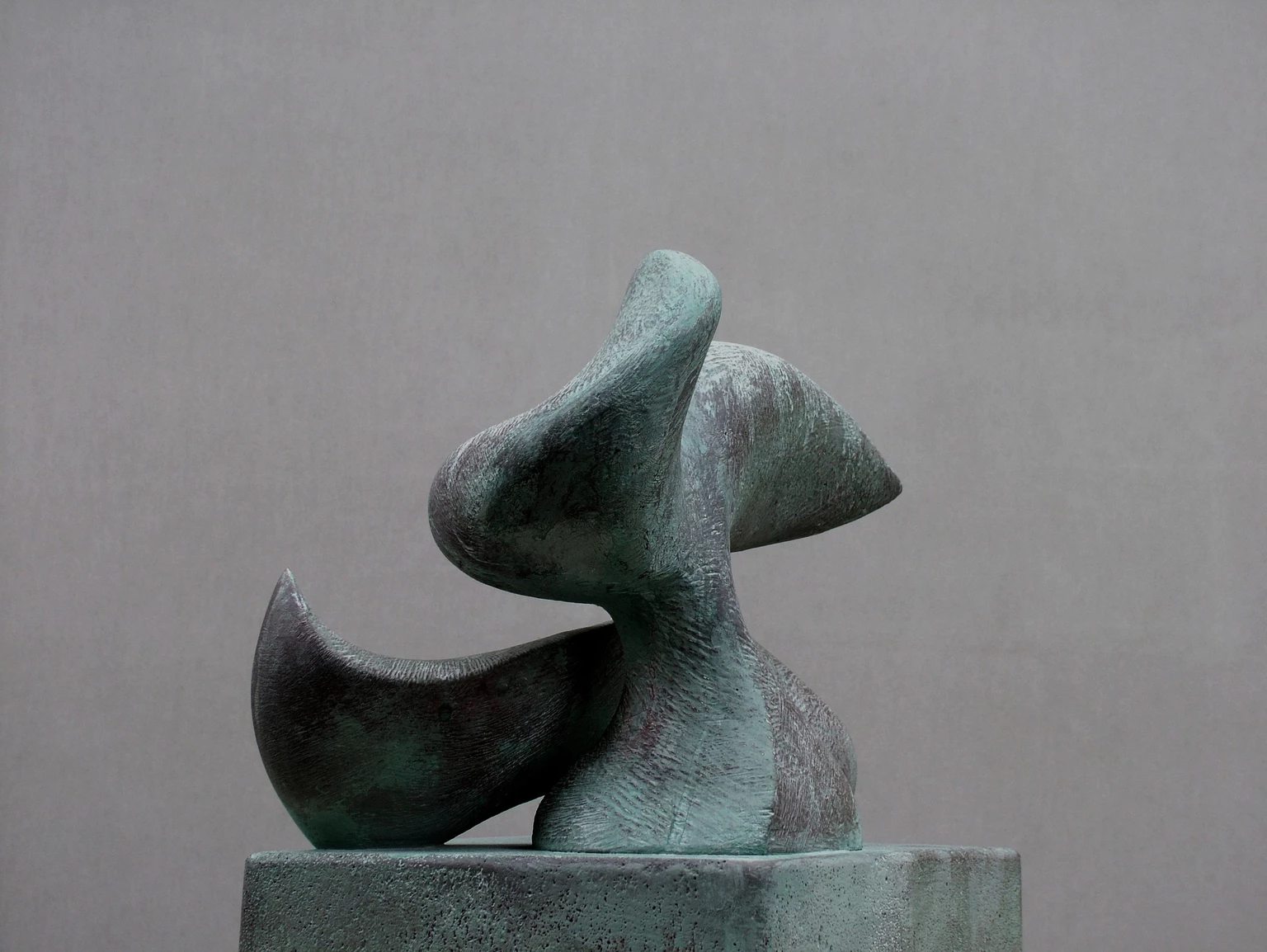 Illeszkedő, 1987 - festett gipsz, 28 x 20 x 32,5 cm