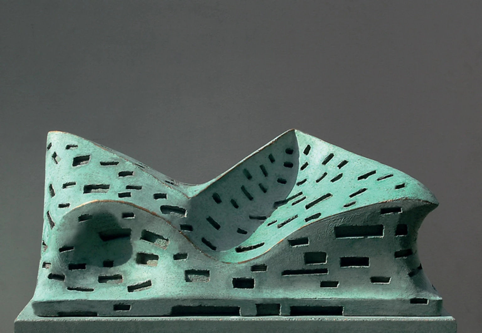 Újabb hegyek II., 1988 - anyagában színezett beton, 27 x 30 x 61 cm