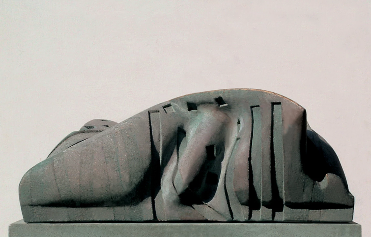 Újabb hegyek III., 1988 - anyagában színezett beton, 23 x 28 x 57 cm