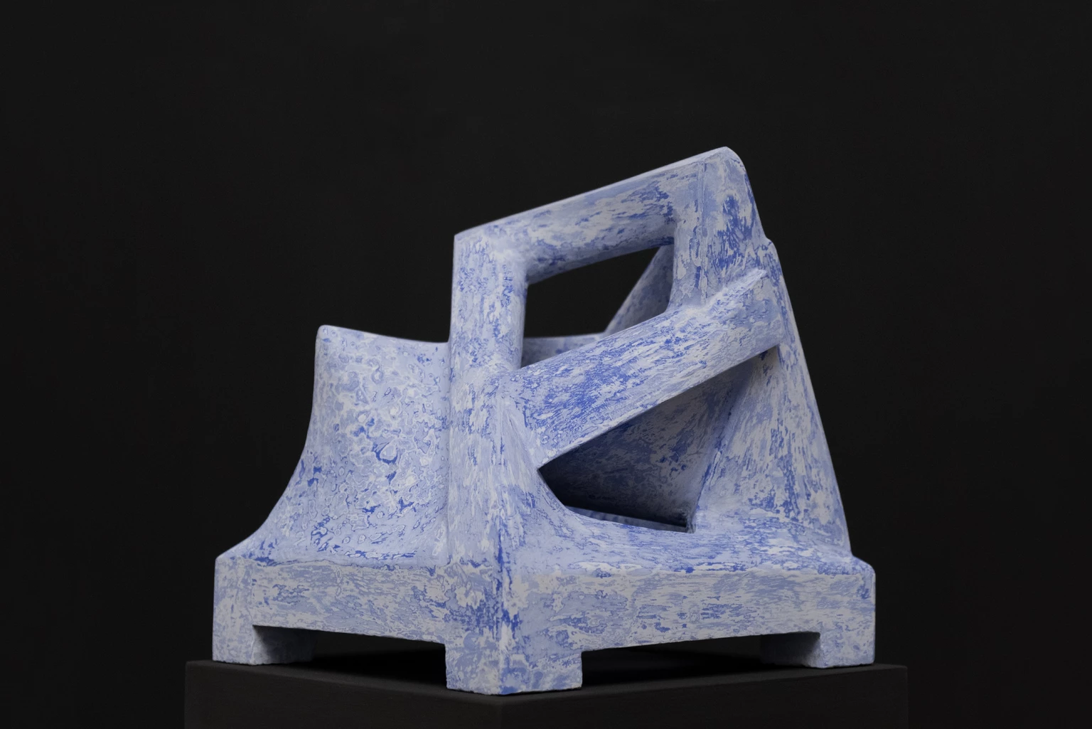 Architektonikus vázlat II., 1990 - festett beton, 32 x 30.5 x 30 cm