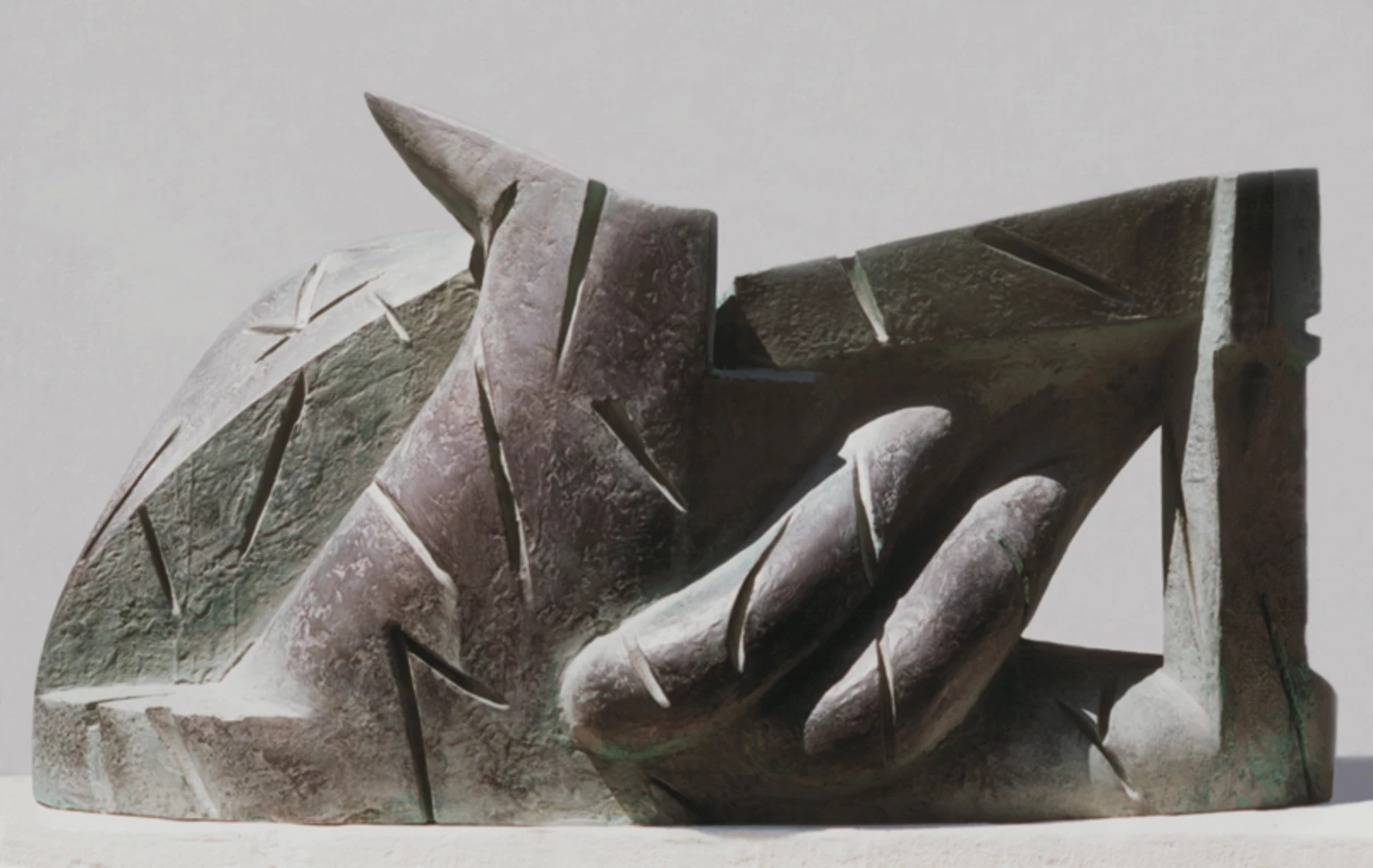 Architektonikus forma, 1990 - patinázott gipsz, 54 x 100 x 55 cm