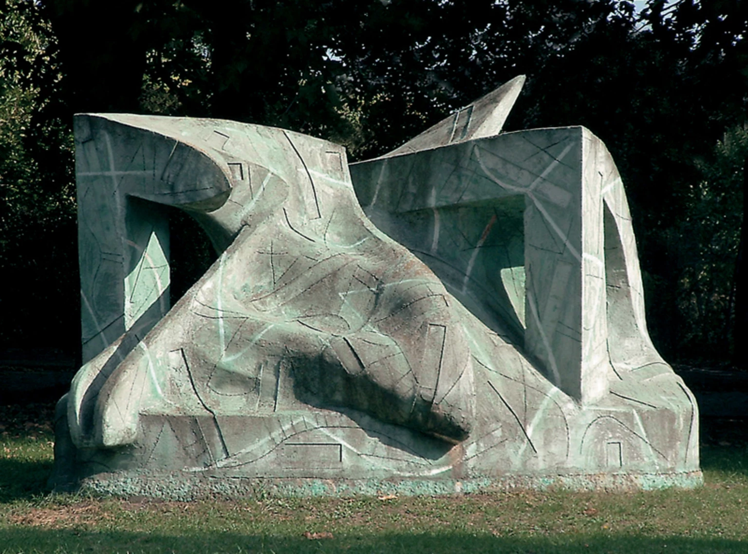 Architektonikus forma (nagy), 1990 - anyagában színezett és festett beton, 240 x 420 x 210 cm