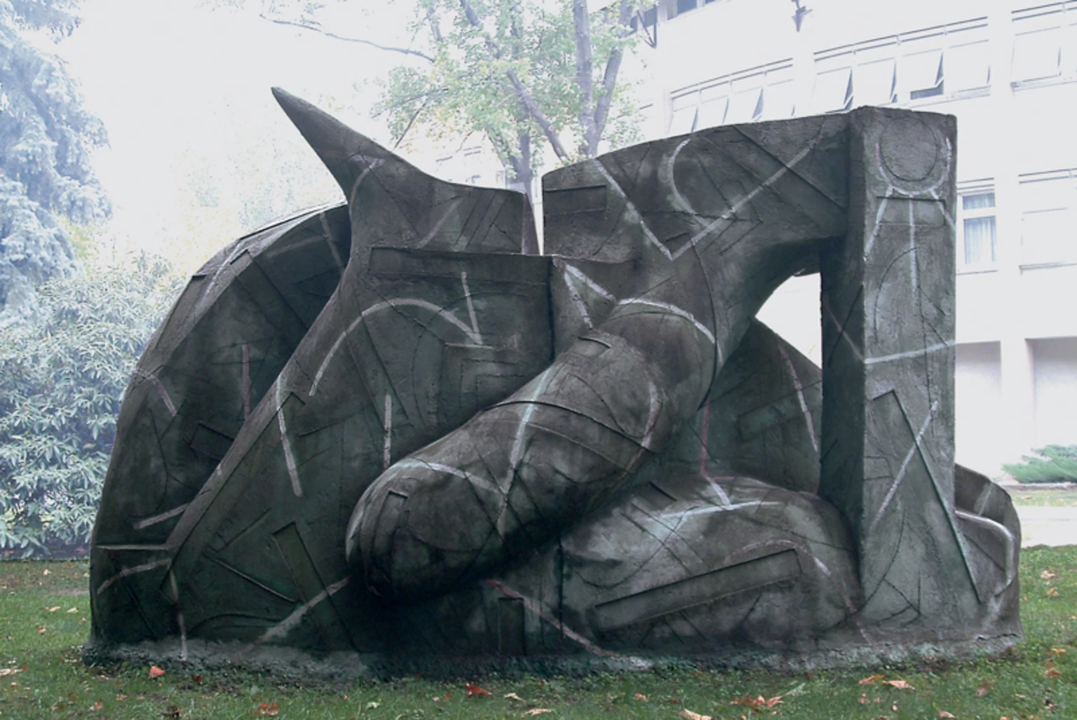 Architektonikus forma (nagy), 1990 - anyagában színezett és festett beton, 240 x 420 x 210 cm