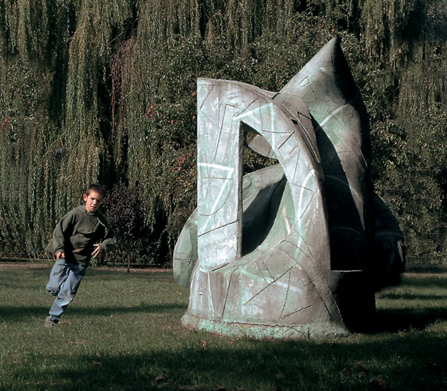 Architektonikus forma (nagy), 1990 - anyagában színezett és festett beton, 240 x 420 x 210 cm