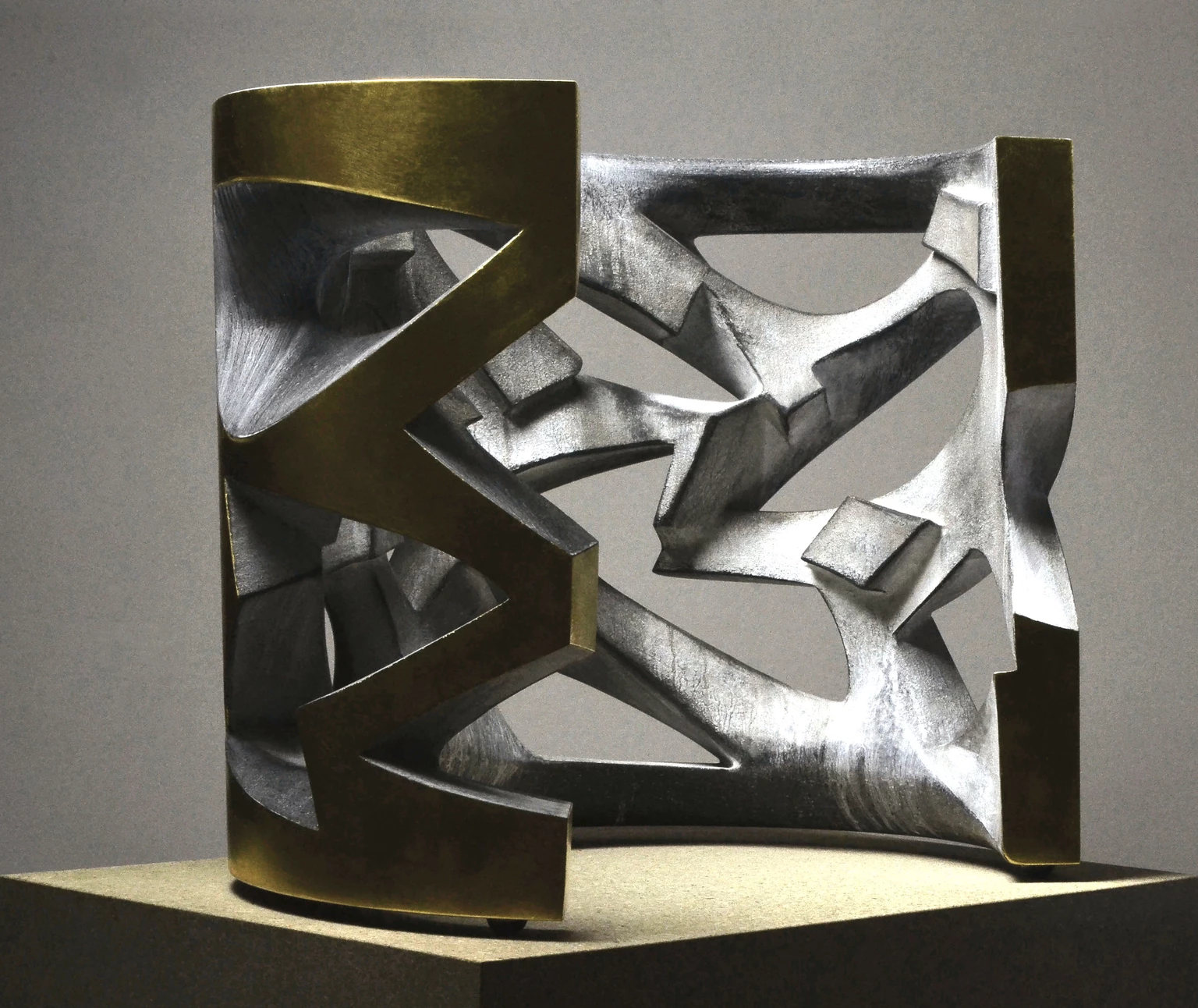 Átjáró, 2010 - anyagában színezett beton, arany, 56 x 52 x 68 cm