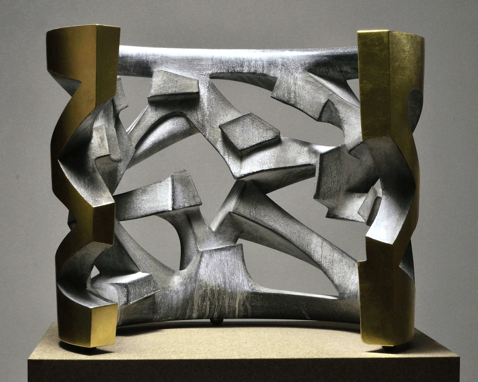 Átjáró, 2010 - anyagában színezett beton, arany, 56 x 52 x 68 cm