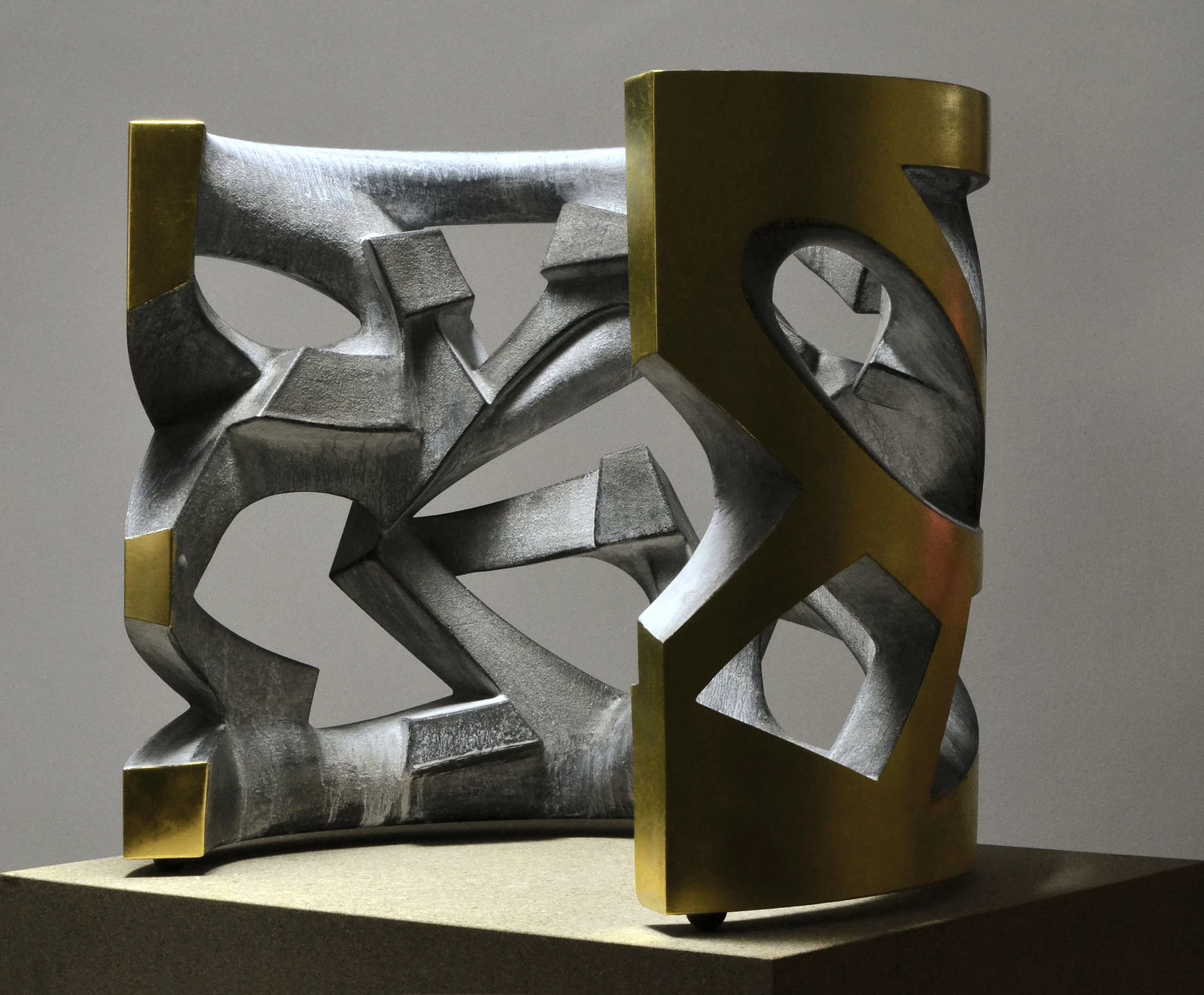 Átjáró, 2010 - anyagában színezett beton, arany, 56 x 52 x 68 cm