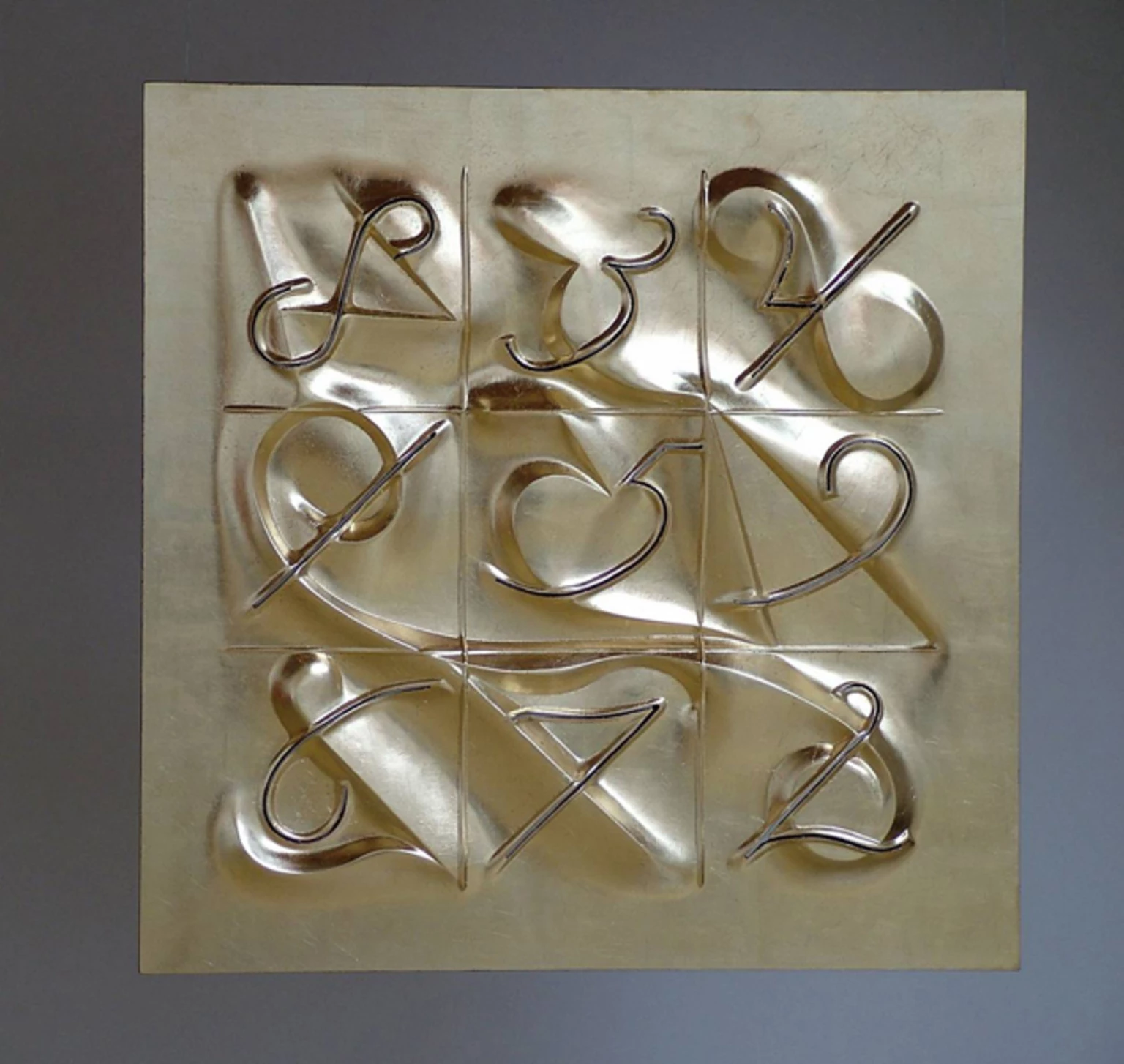 Átírható múlt, 2005 - beton, arany, 120 x 120 cm