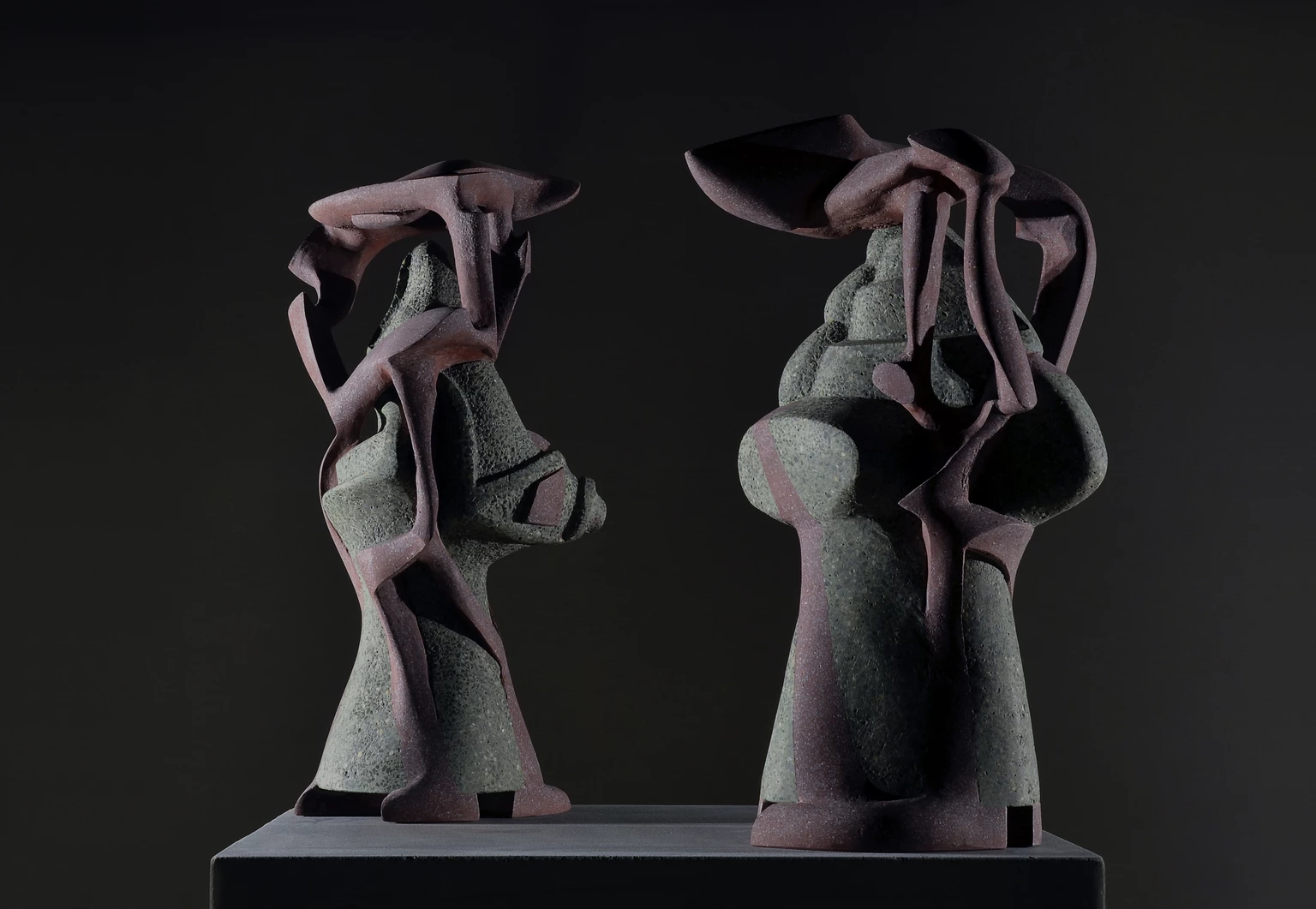 Kontaktus I.-II., 2004-2008 - anyagában színezett beton, 69 x 28 x 40 cm, 65 x 36 x 32 cm