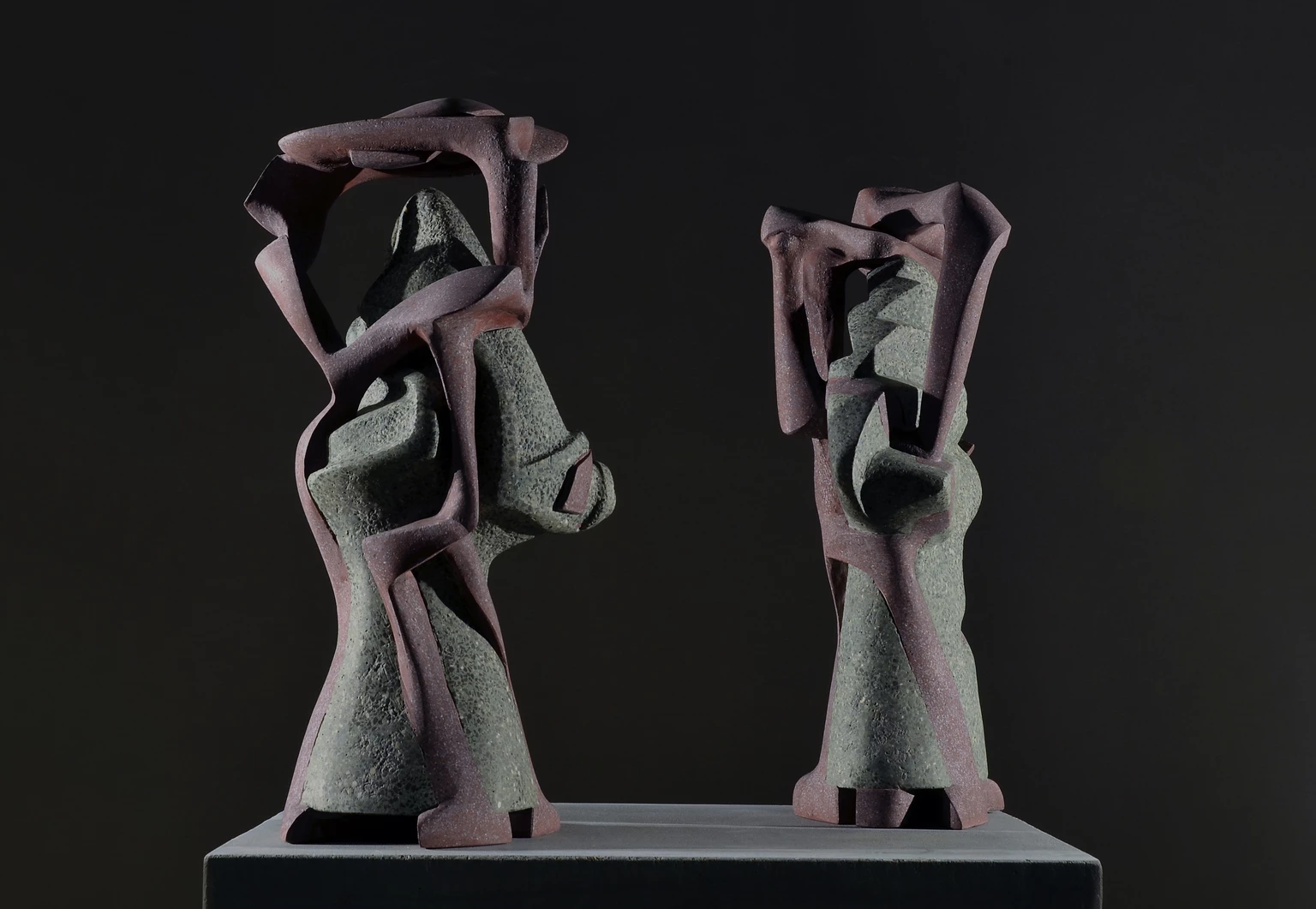 Kontaktus I.-II., 2004-2008 - anyagában színezett beton, 69 x 28 x 40 cm, 65 x 36 x 32 cm