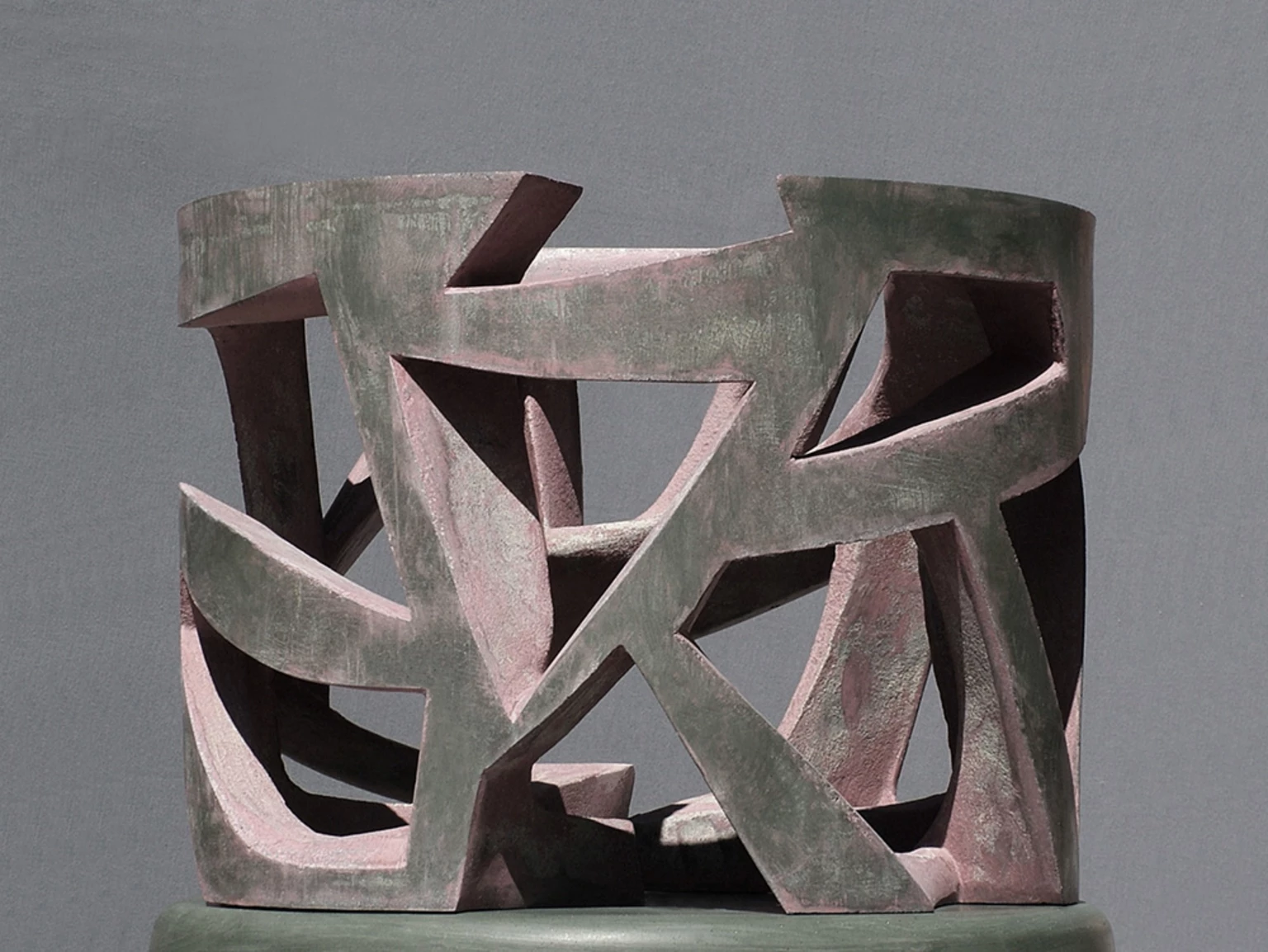 Fészek, 2010 - anyagában színezett és festett beton, 33 x 44 x 44 cm