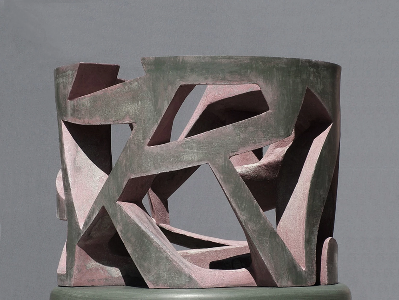 Fészek, 2010 - anyagában színezett és festett beton, 33 x 44 x 44 cm