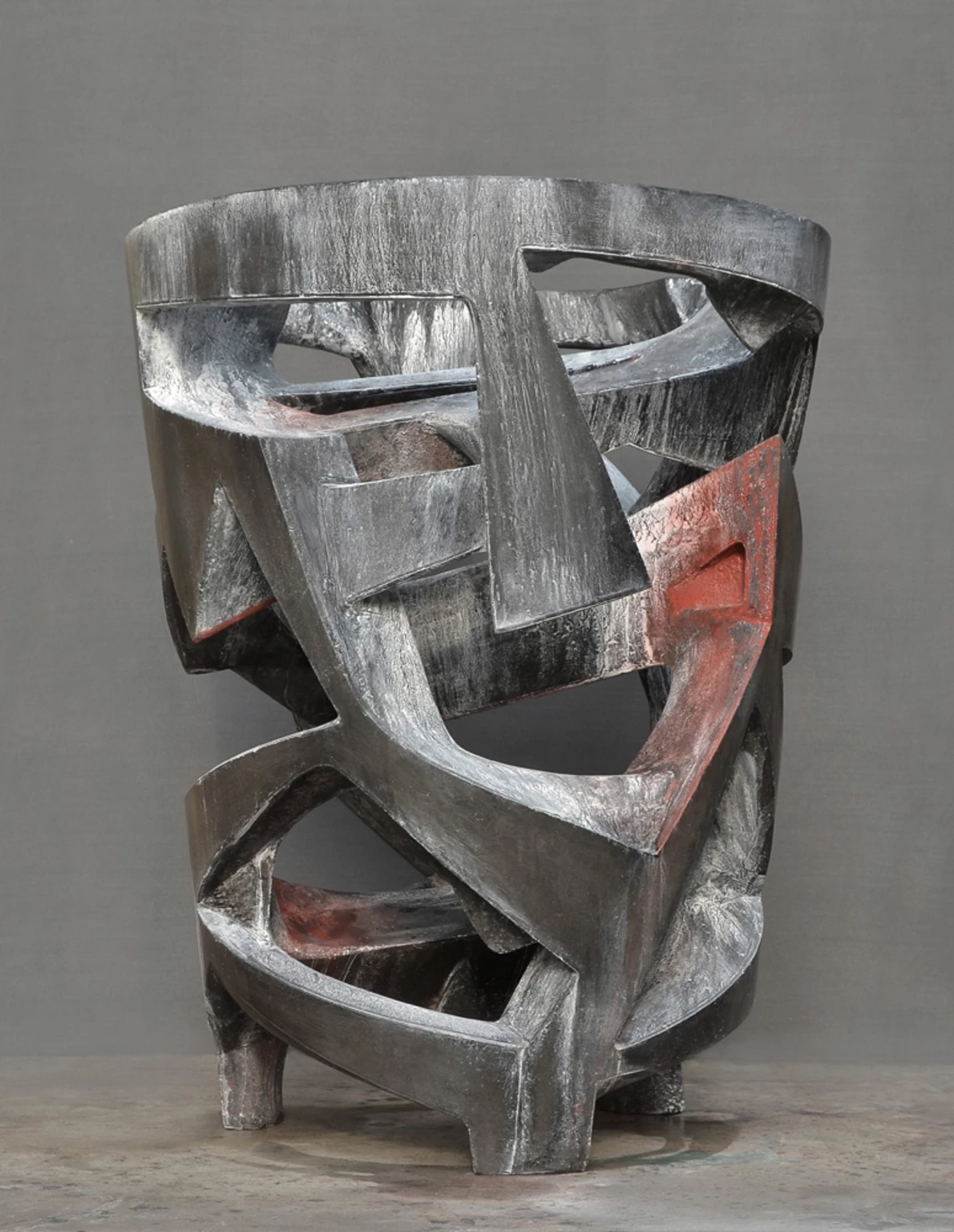 Behatolás, 2012 - anyagában színezett és festett beton, 68 x 54 x 54 cm