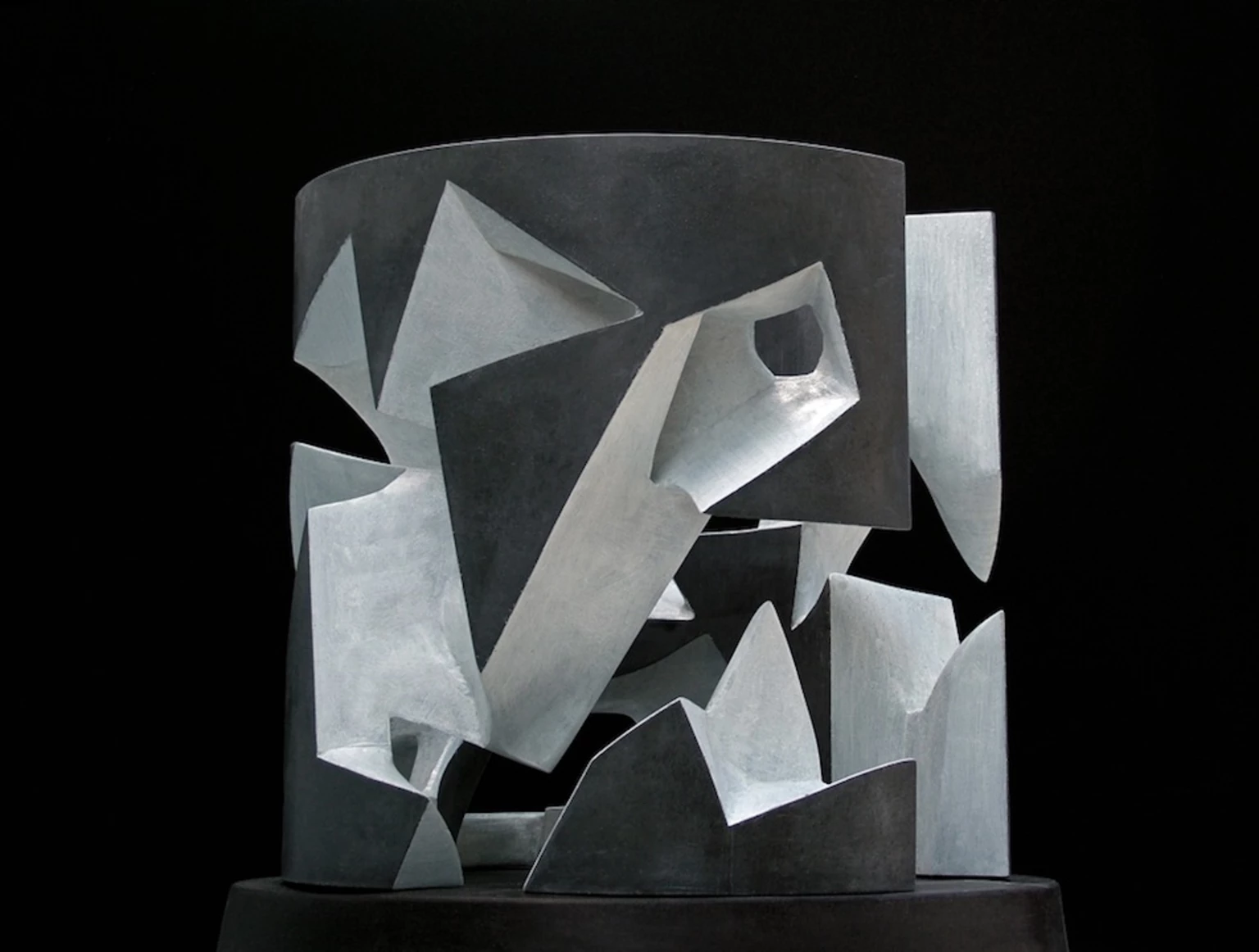 Szobor negatívban, 2012 - anyagában színezett és festett beton, 60 x 56 x 56 cm