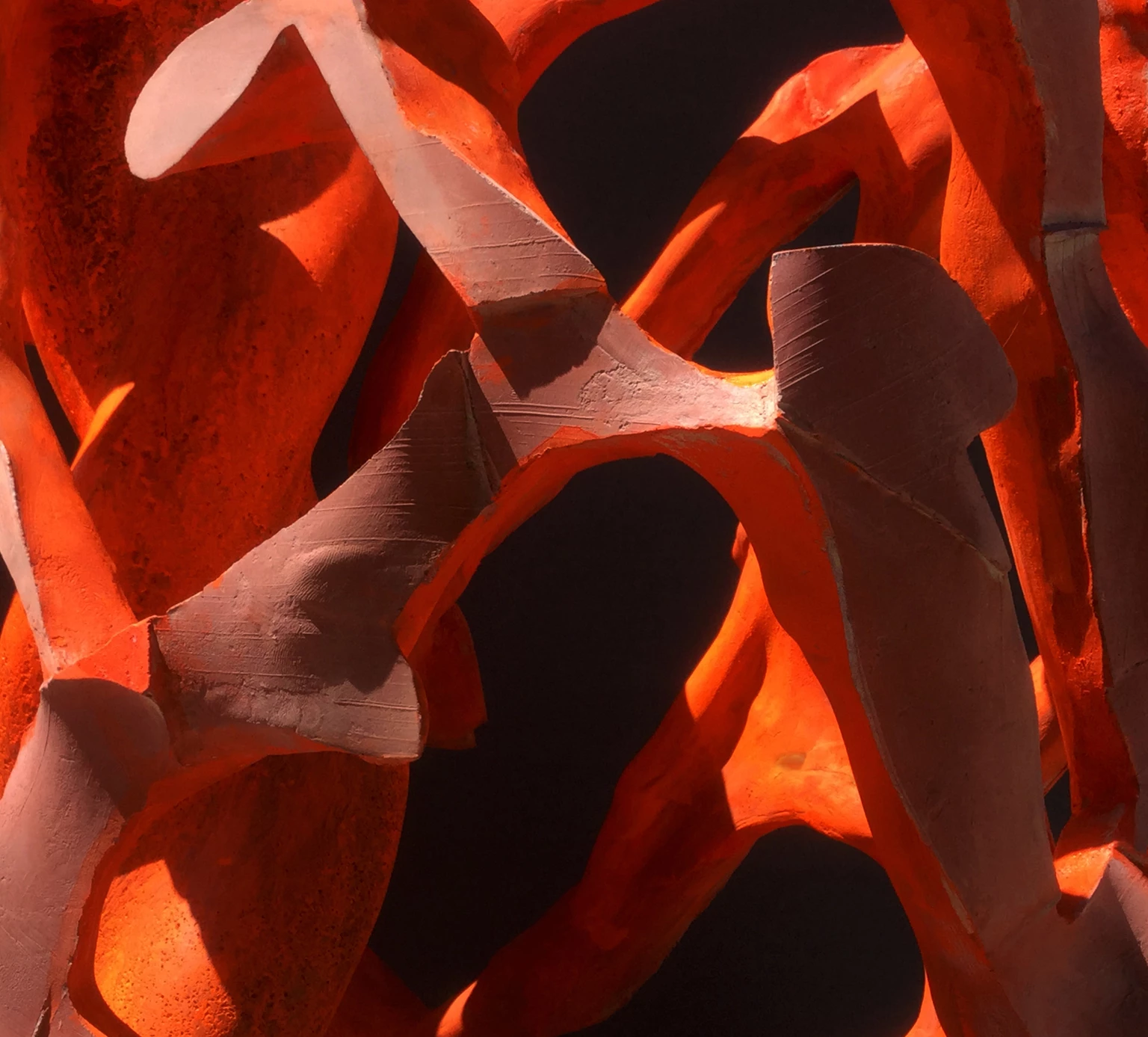 Védett pozíció (részlet), 2016 - festett beton, 56 x 49 x 32 cm