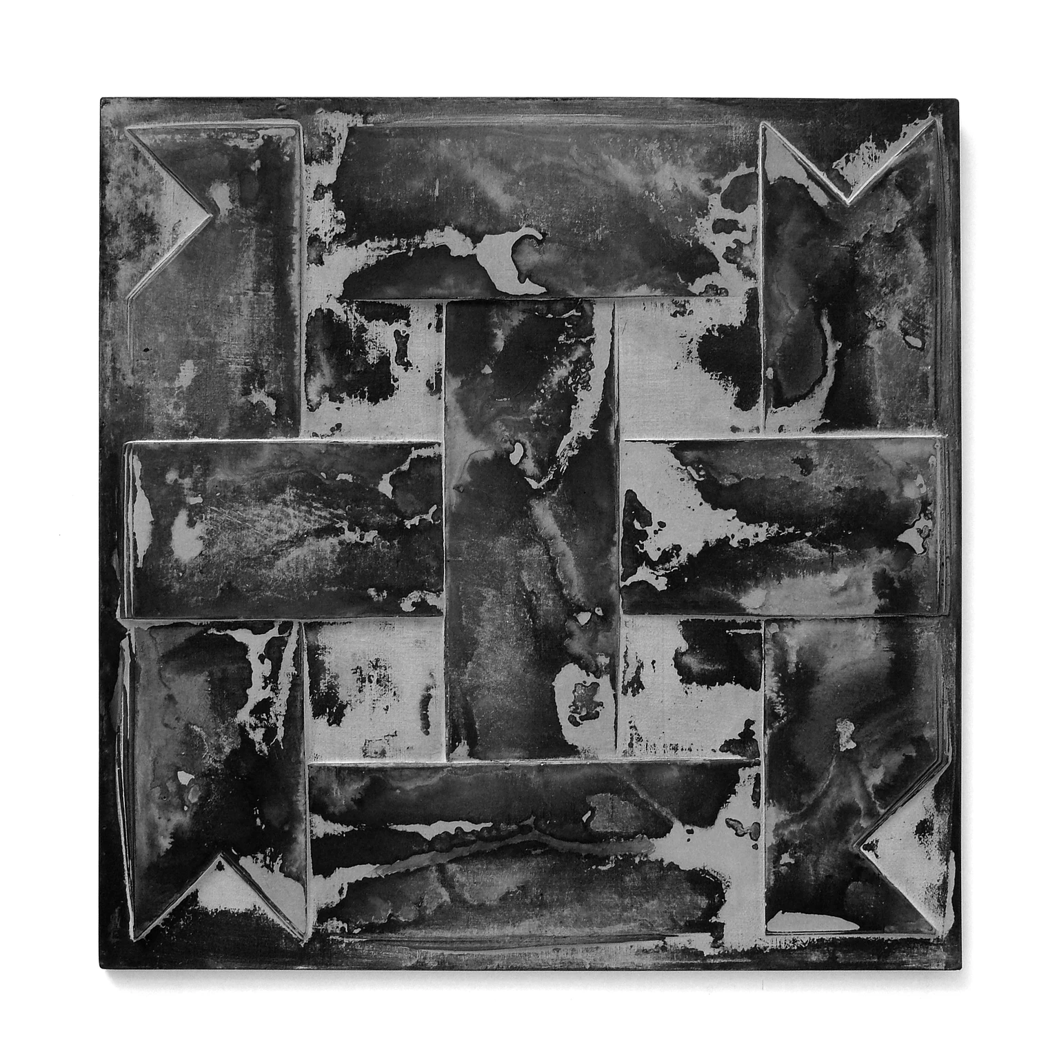 Árnyak VI., 2018 - festett beton relief, 50 x 50 x 1,5 cm